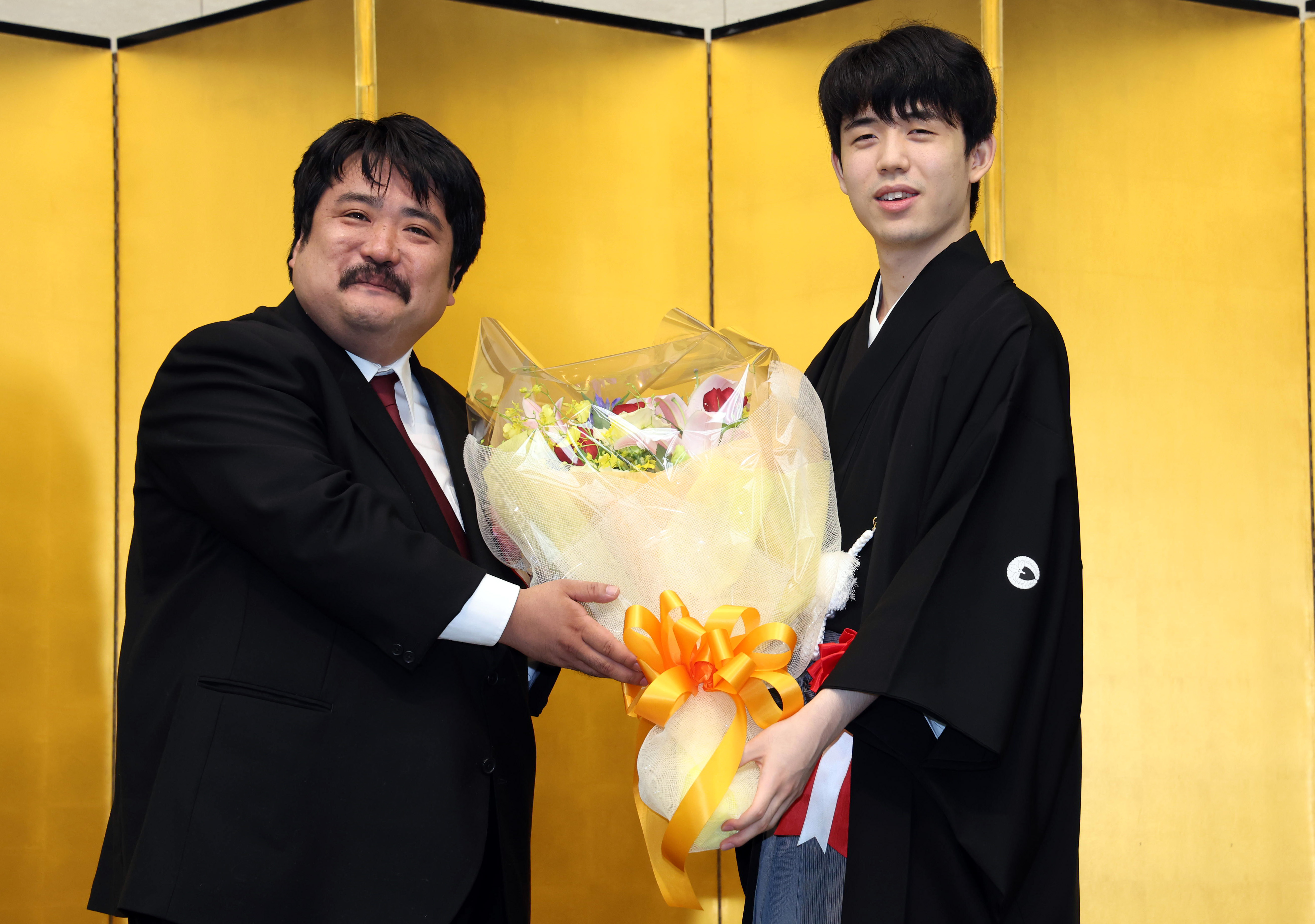 藤井叡王〝爆笑〟就位式、空気階段・鈴木もぐらのボケ連発にニッコリ