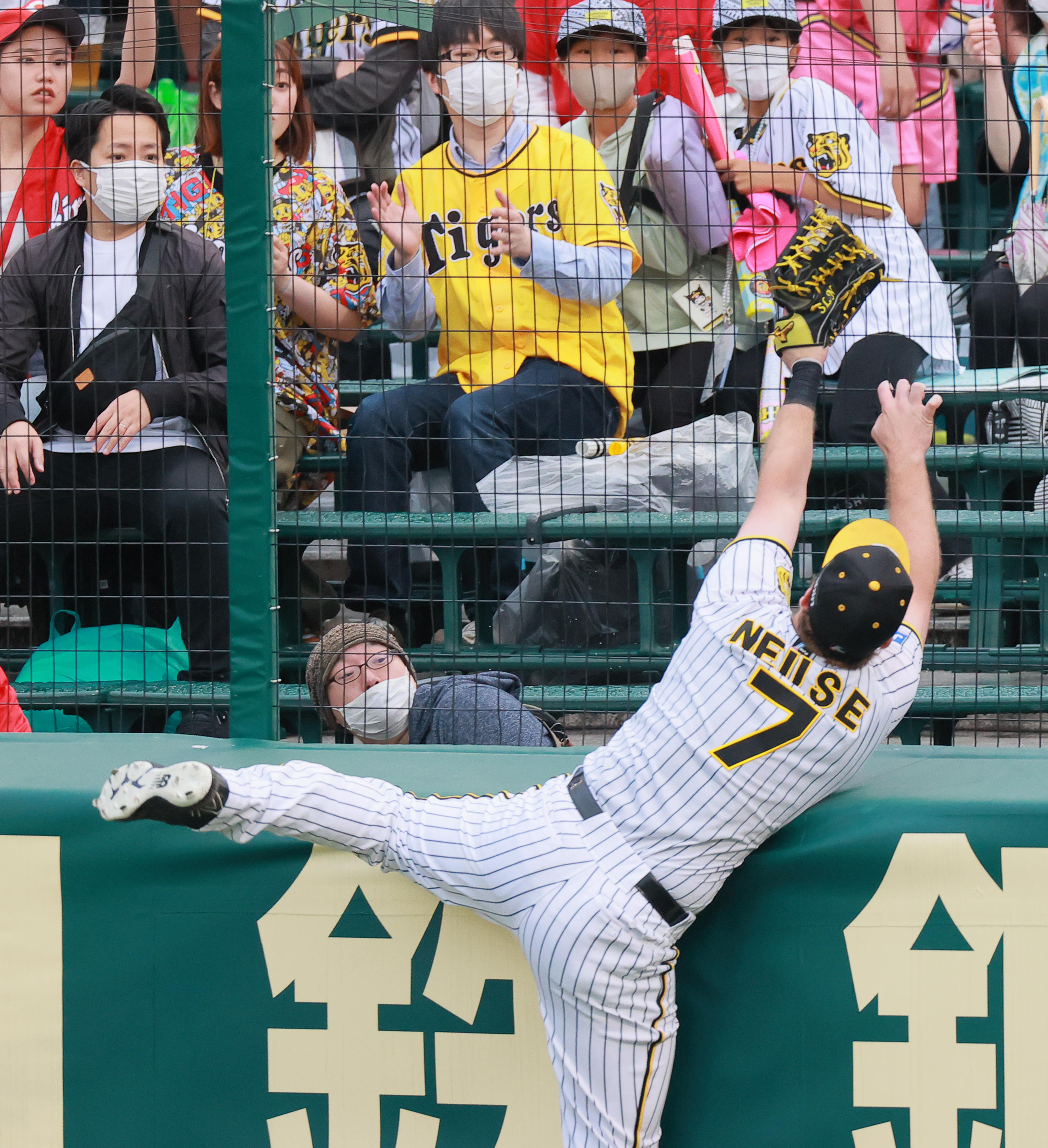 阪神・ノイジーが試合開始1分でスーパーキャッチ！ - サンスポ