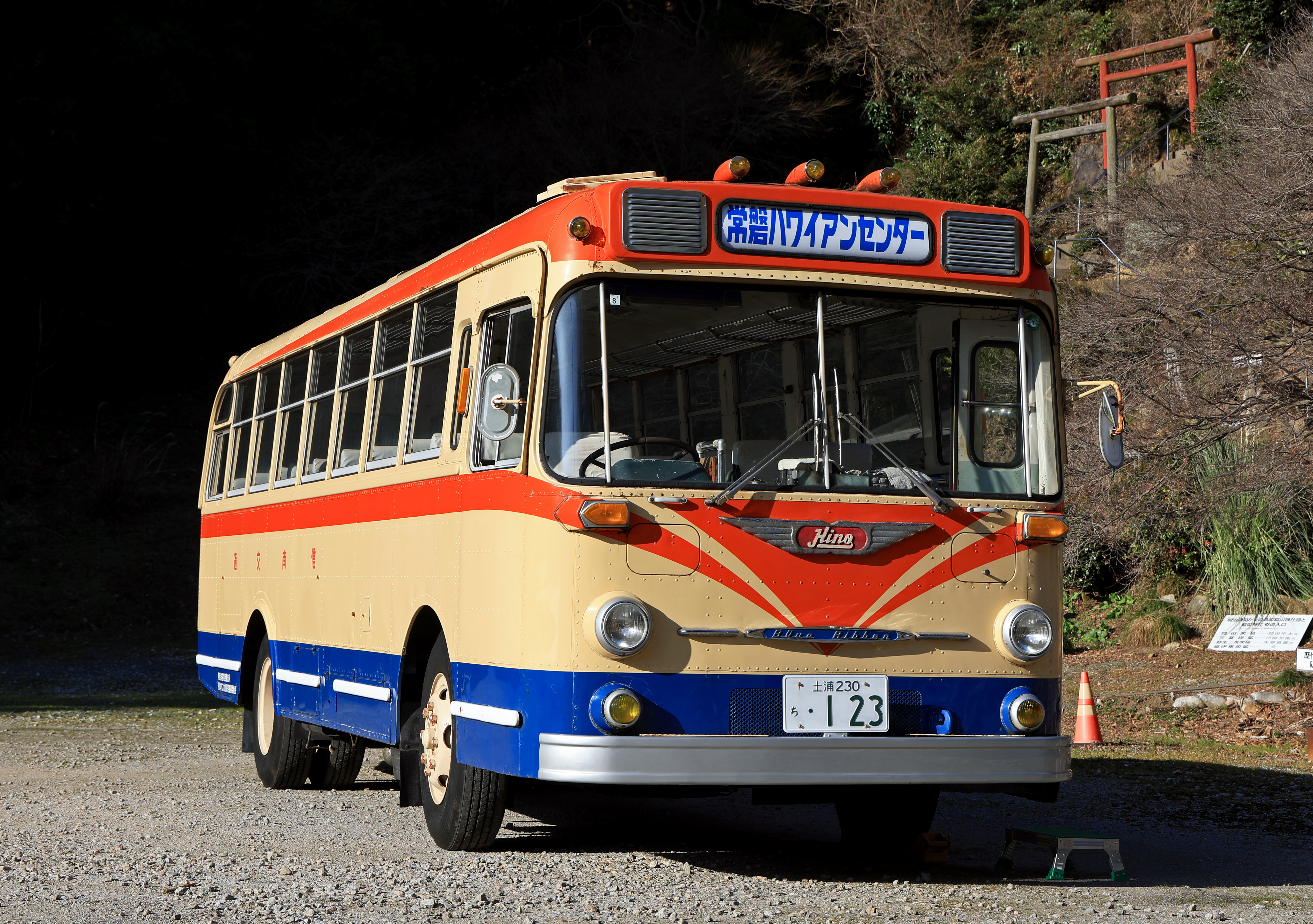 送迎車両はまさかのレトロバス 「スパリゾートハワイアンズ」ルーツ