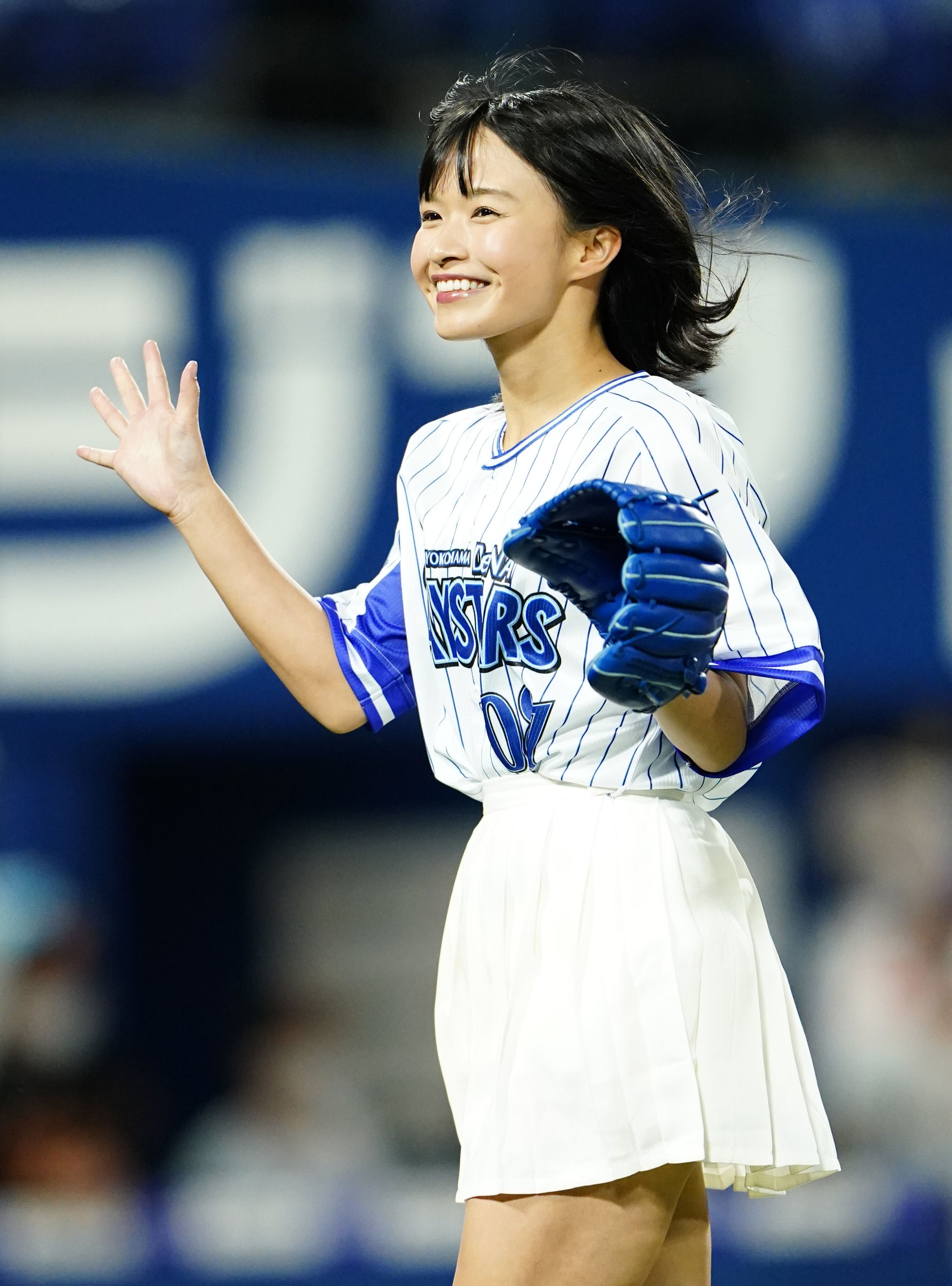 女優・百川晴香、DeNA―巨人でミニスカ始球式 目標ノーバンならずも