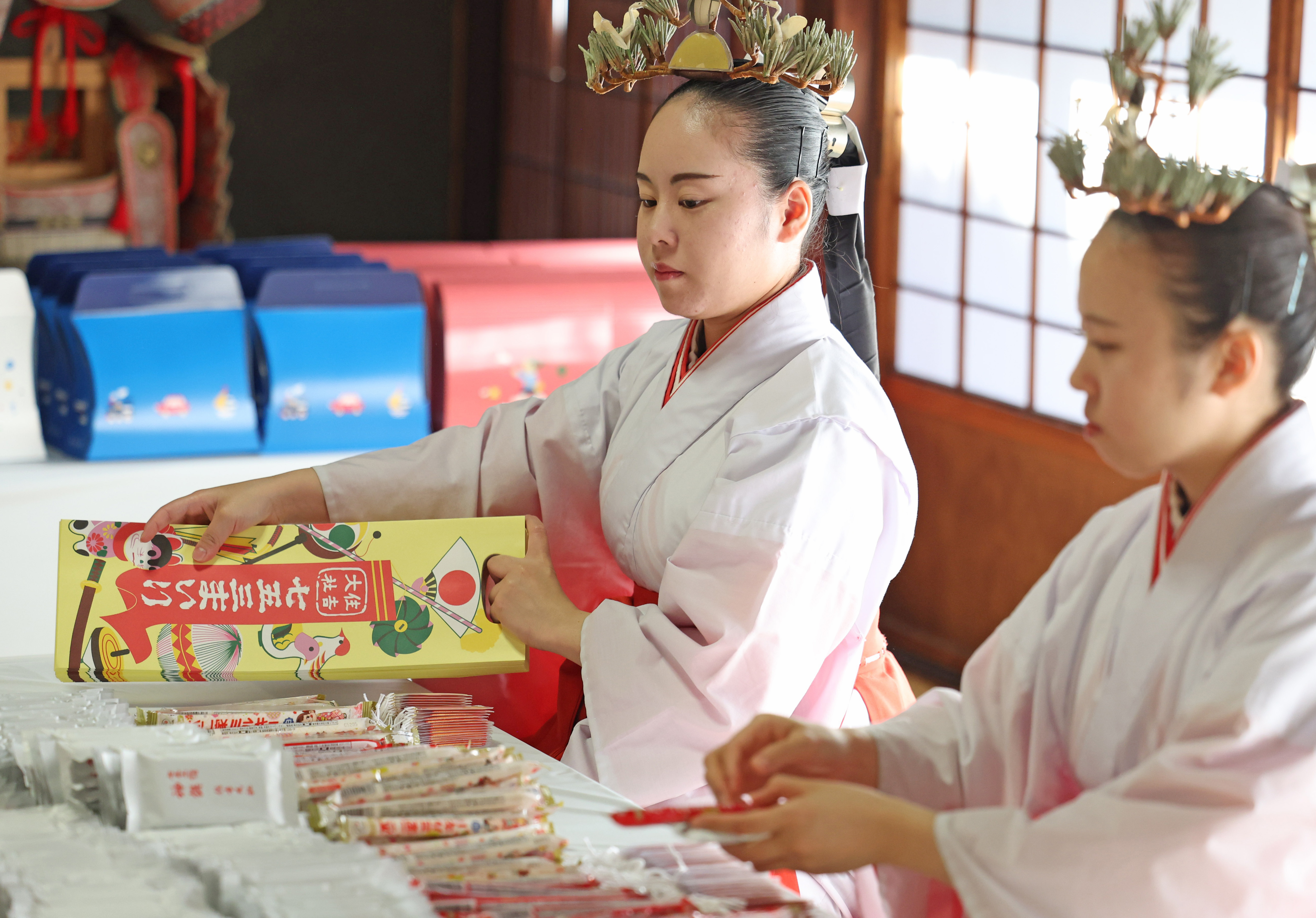 すくすくと成長しますように」神楽女が願い込めた千歳飴 七五三詣での