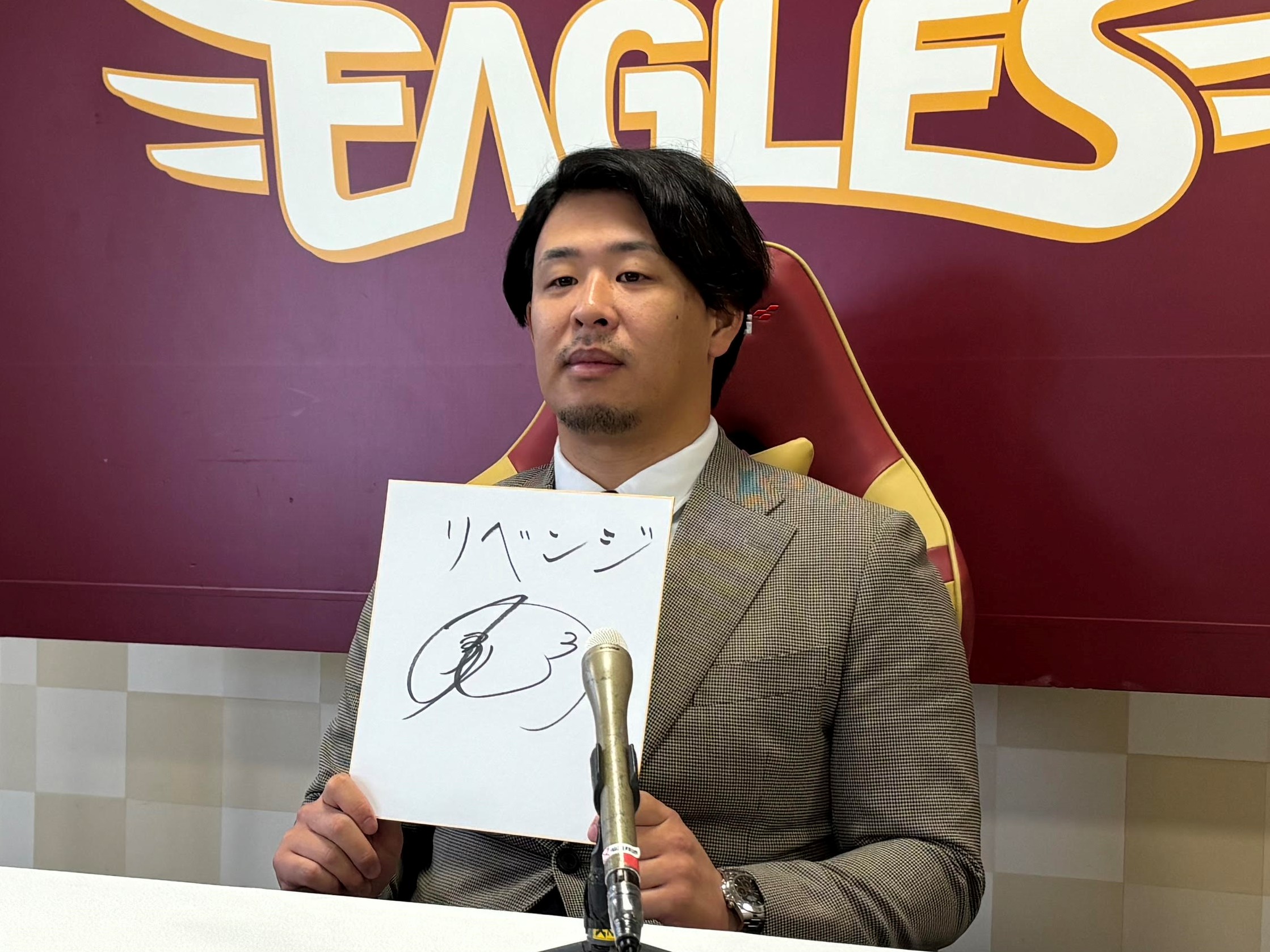 楽天・浅村栄斗が現状維持の年俸5億円でサイン 通算2000安打にあと36本 
