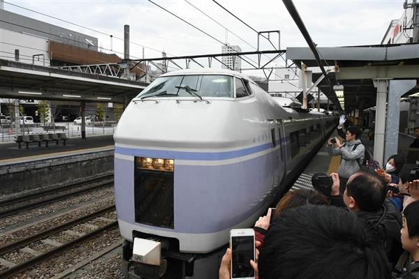 スーパーあずさ」E351系がラストラン ファンら集まる JR甲府駅