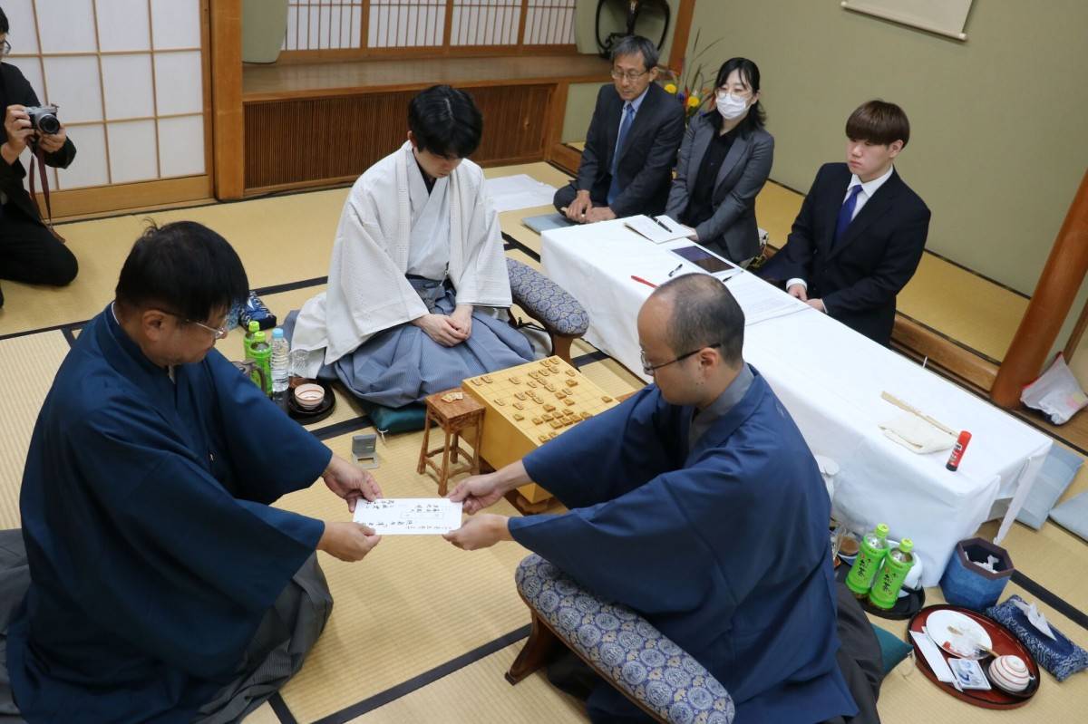 封じ手】渡辺明九段が44手目を封じる 王位戦第3局／将棋 - サンスポ