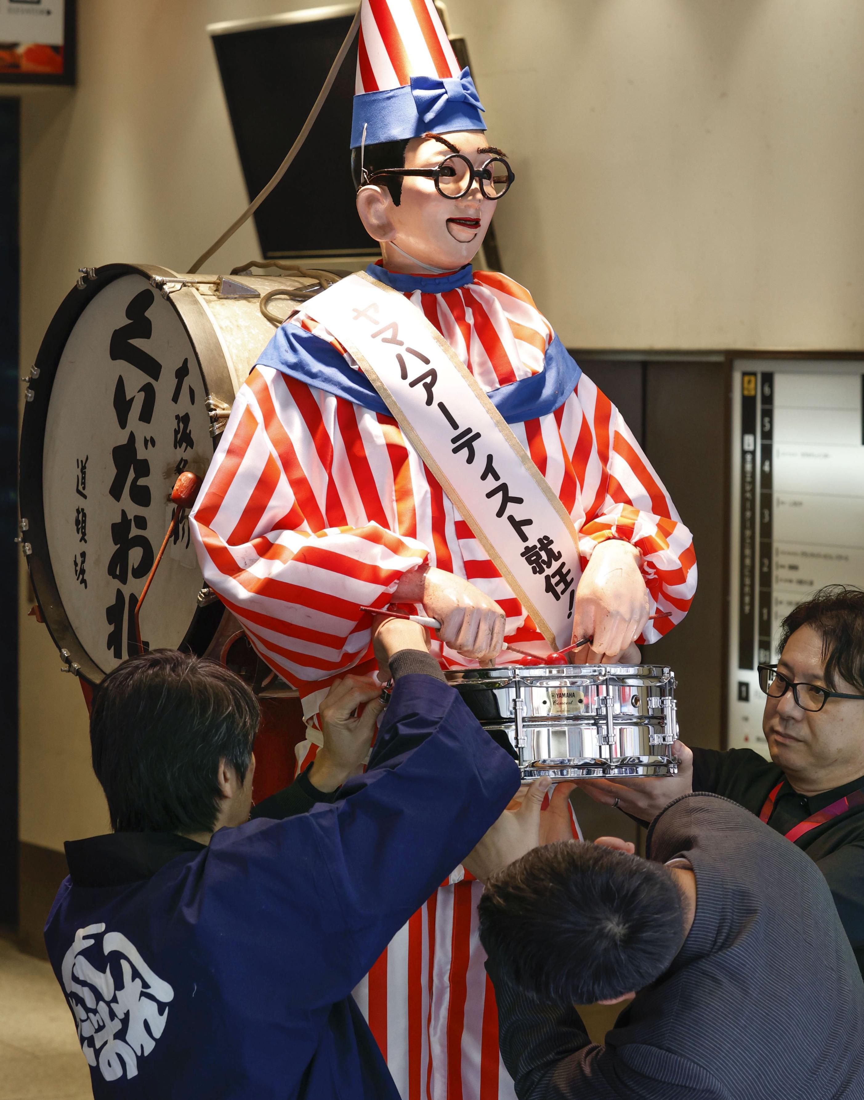 くいだおれ太郎に太鼓贈呈 道頓堀の名物人形、ヤマハ - 産経ニュース