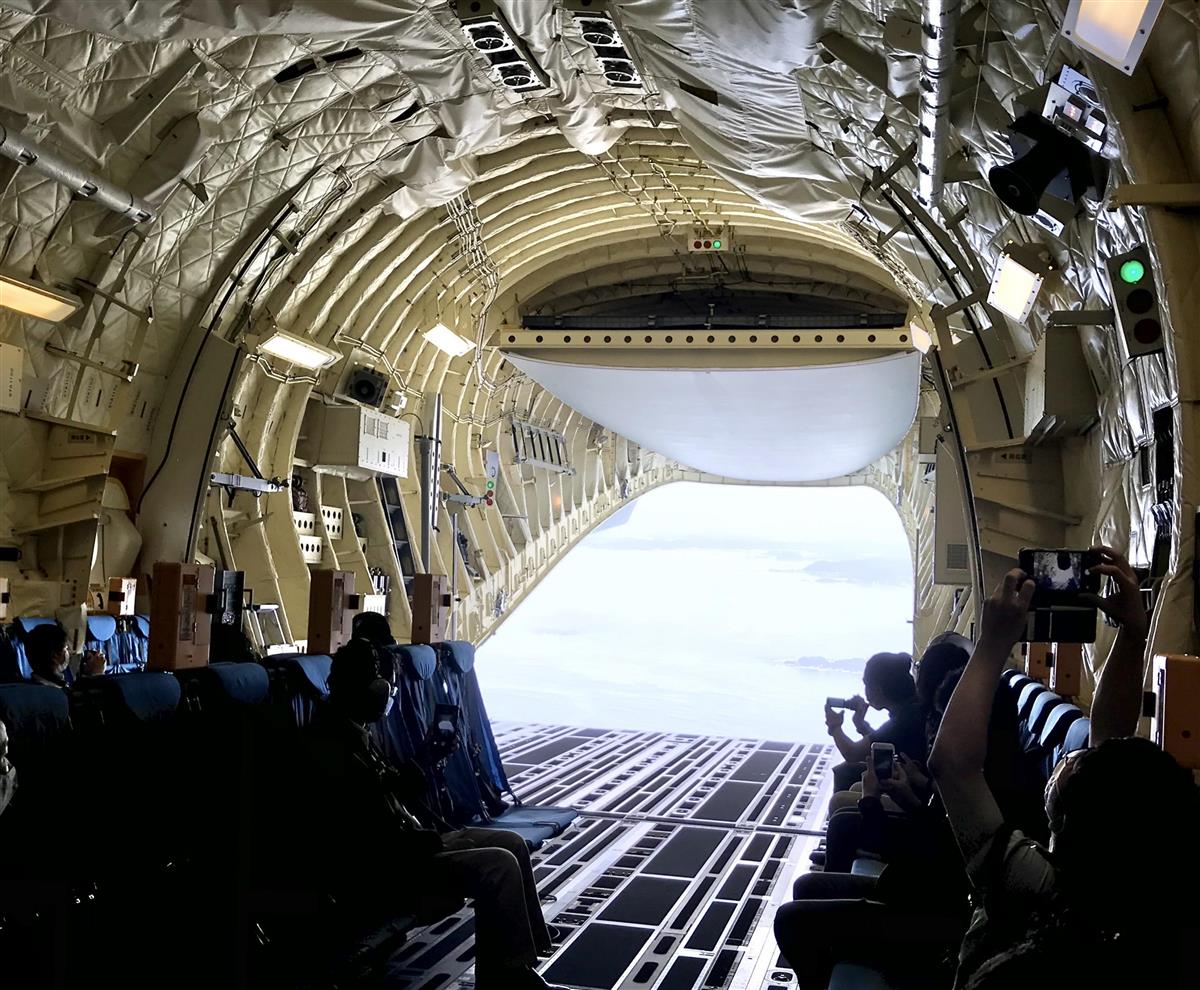 続・防衛最前線】C2輸送機 「青い鯨」は空中で大きく口を開ける