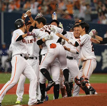 原巨人、連夜のサヨナラ劇！足の鈴木がバットで決め虎と0．5差（1/3