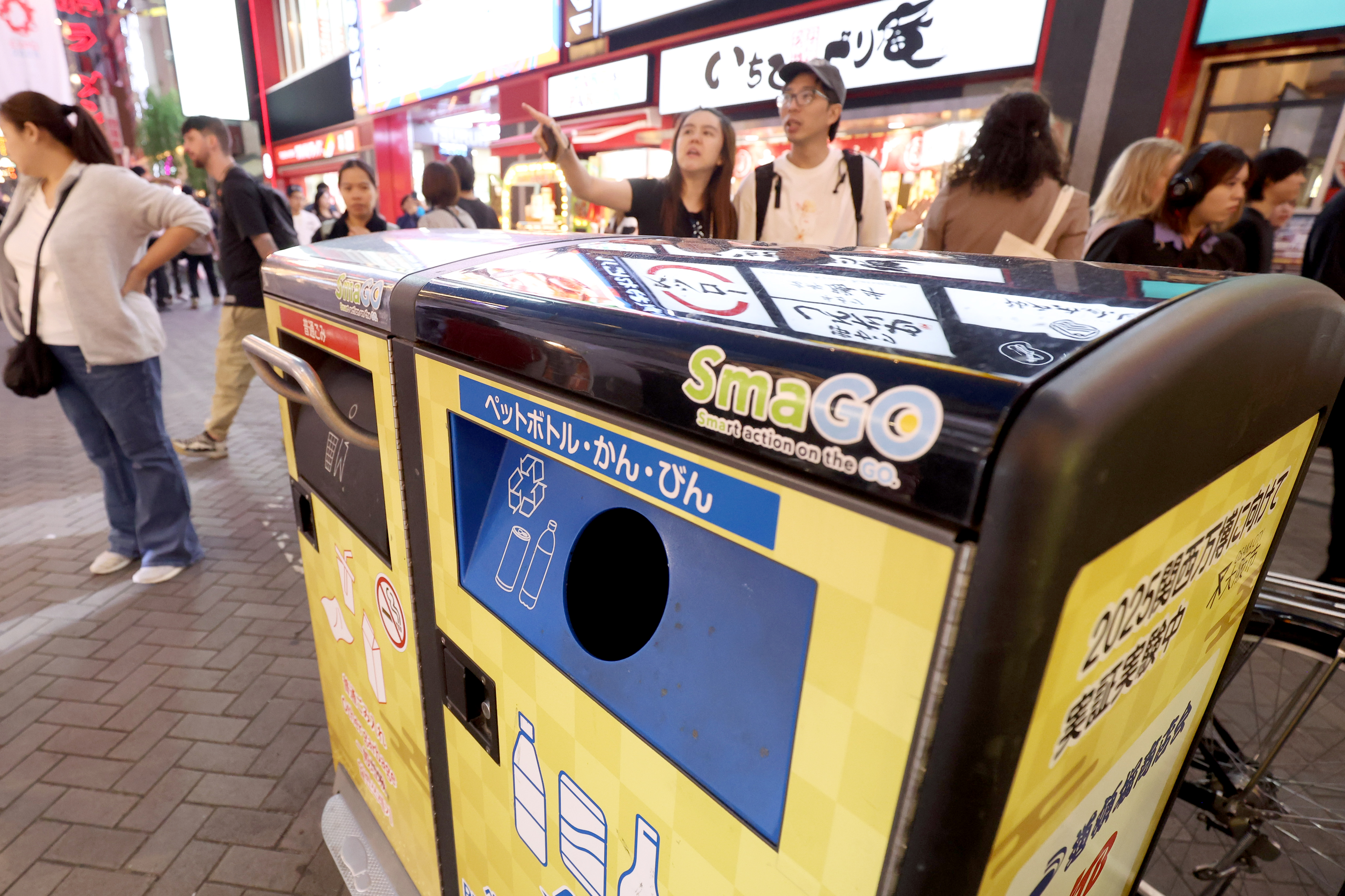 立体看板ひしめく大阪・ミナミ インバウンドもてなす商店主らの思いが