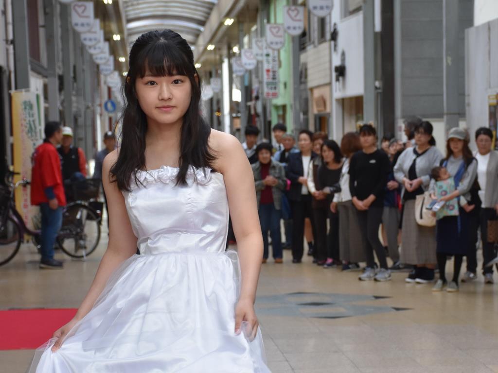 商店街彩る自作ドレス 長等で大津高生 ファッションショー 産経ニュース