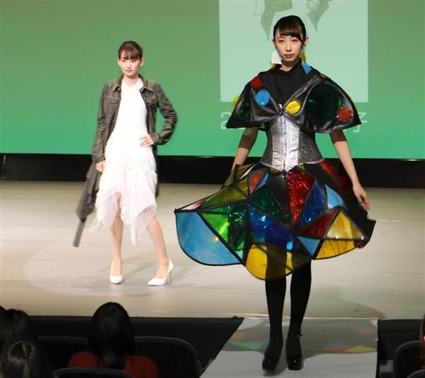 ステンドグラスのスカートにクラゲの帽子 服飾の専門学生らが神戸で  