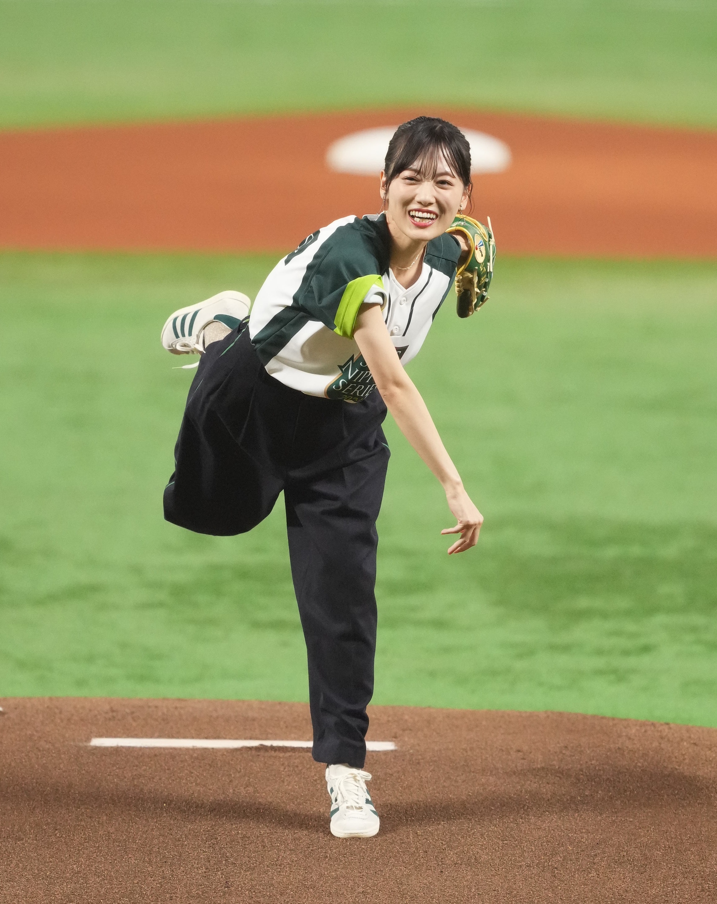 女優の山下美月が日本シリーズで始球式 ワンバン投球に笑顔満開 - サンスポ