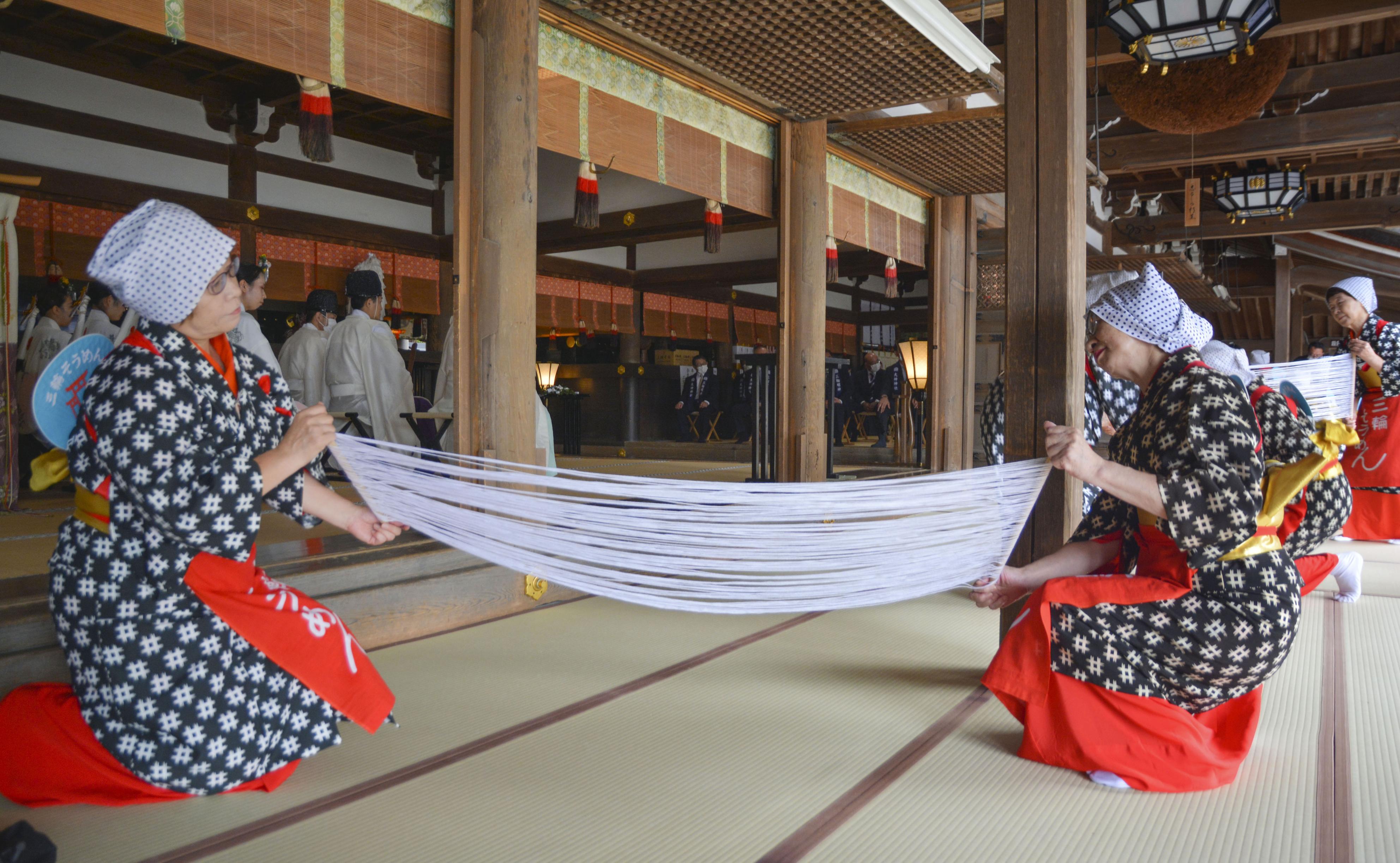 歌と踊りでそうめん作り 奈良・大神神社で感謝祭 - 産経ニュース