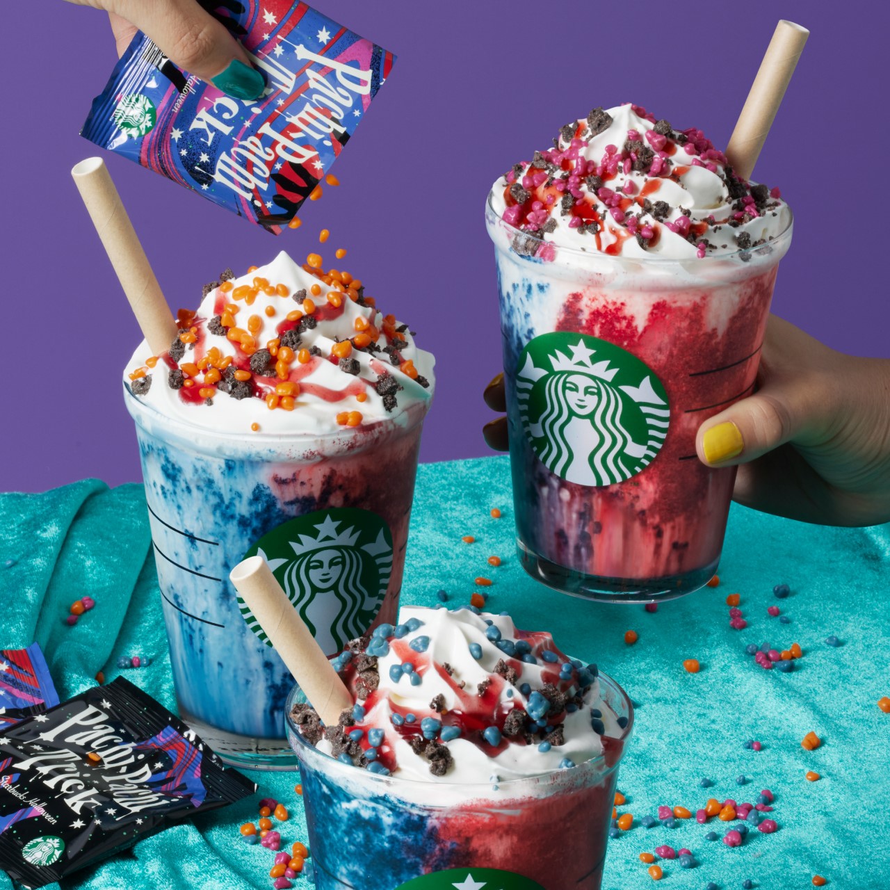 スタバ、弾けるトッピング「パチパチ トリック」販売 カラーはランダム