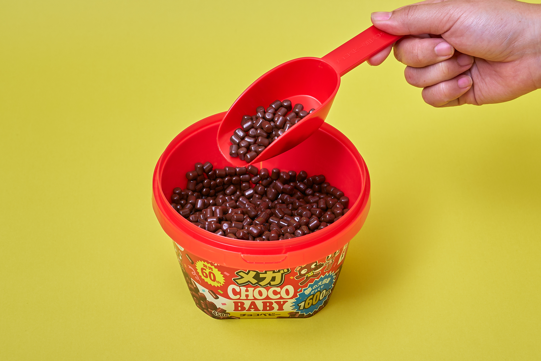 明治「チョコベビー」通常の約14倍！大容量バケツサイズ登場 SNS「激
