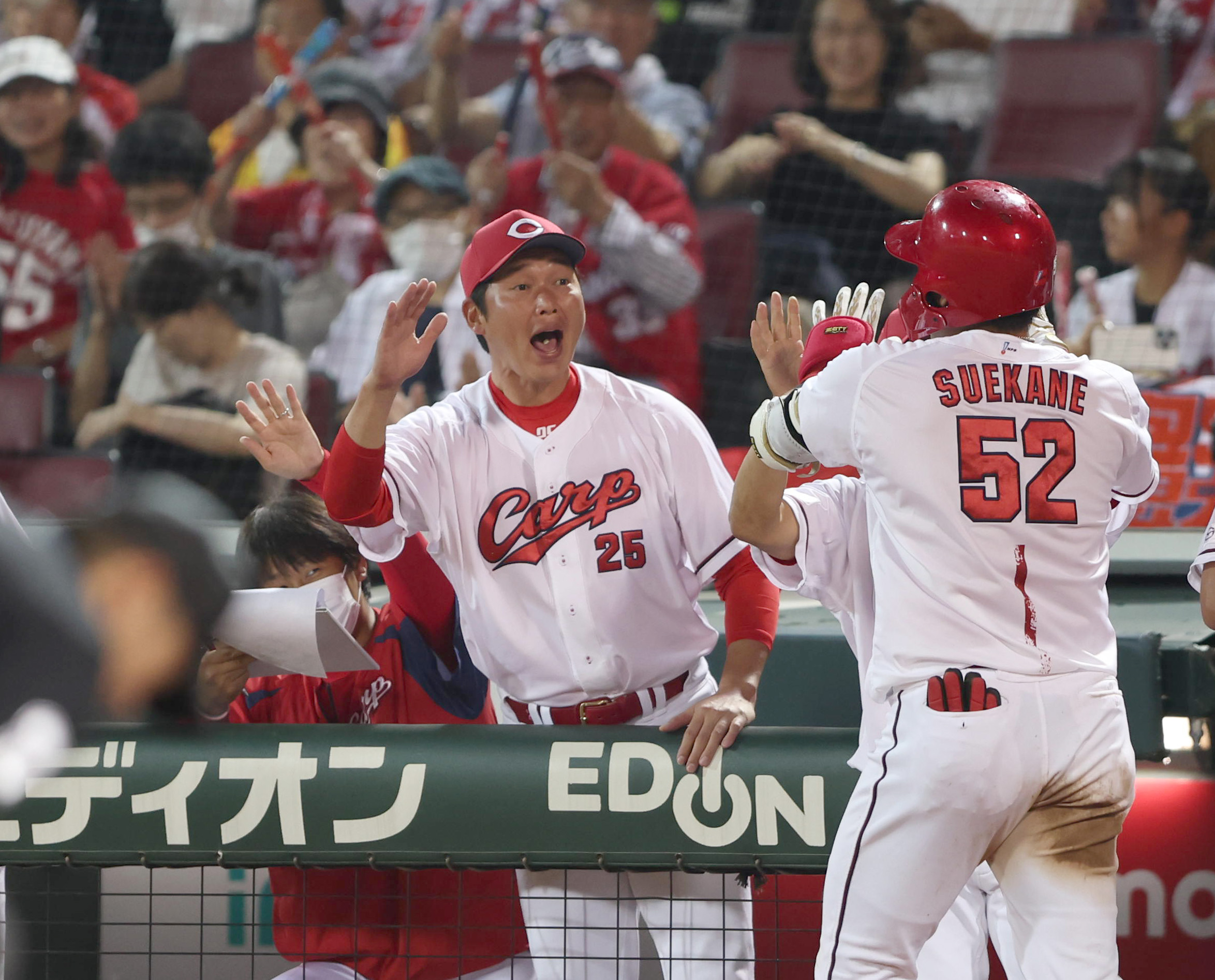 広島・新井貴浩監督、猛虎倒したナインを称賛　１日にマツダで２位を決める