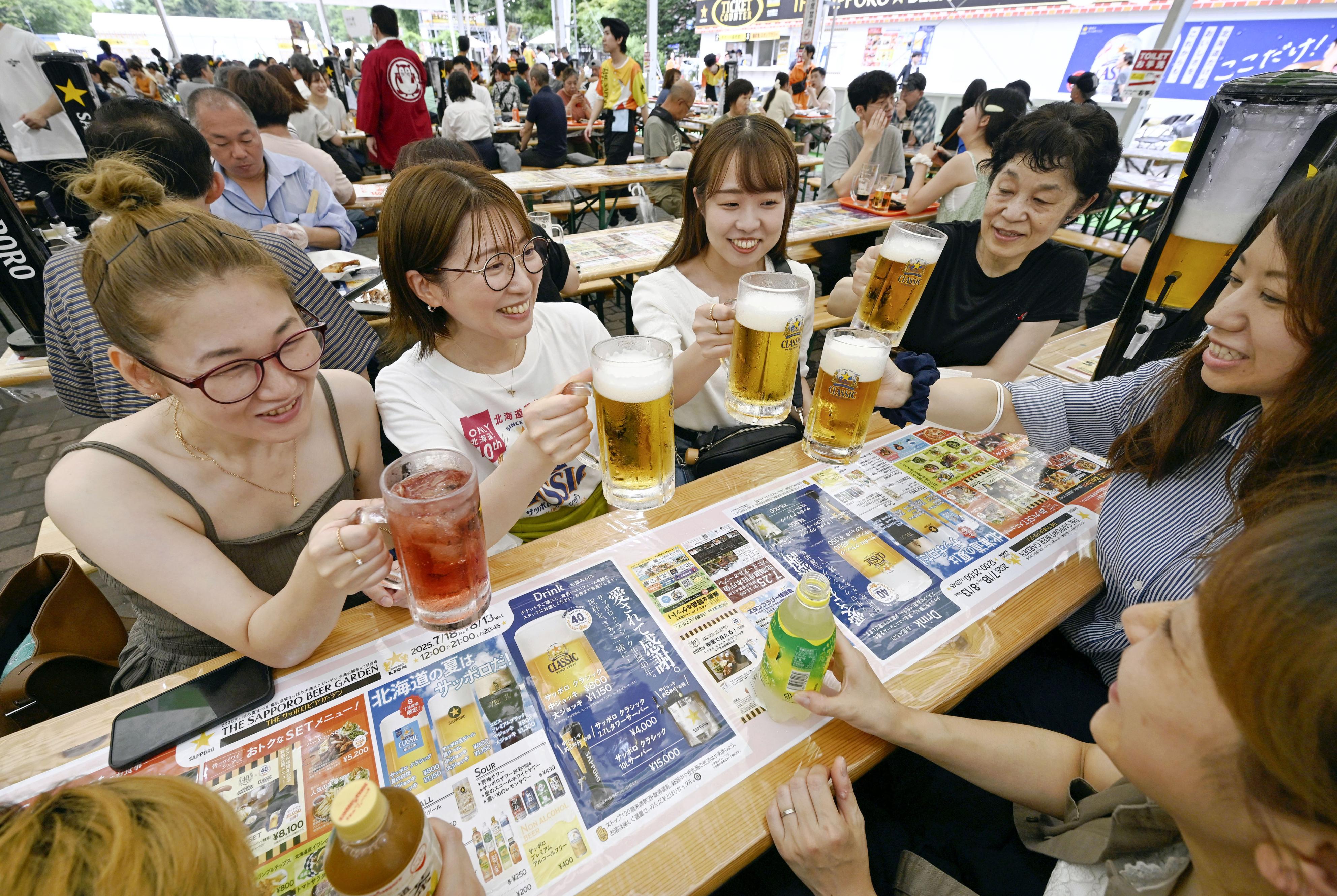 北国の夏、公園で「乾杯」 札幌中心部でビアガーデン 昨年はビール34万