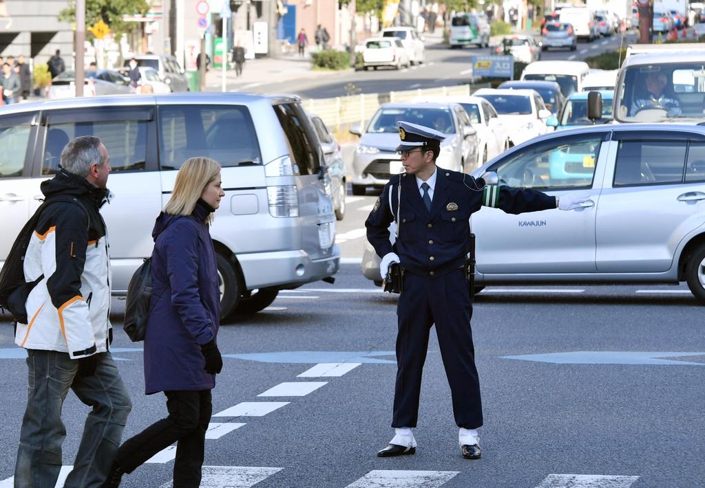 ３００交差点に警官配置 休み明け運転 緊張感を 産経ニュース