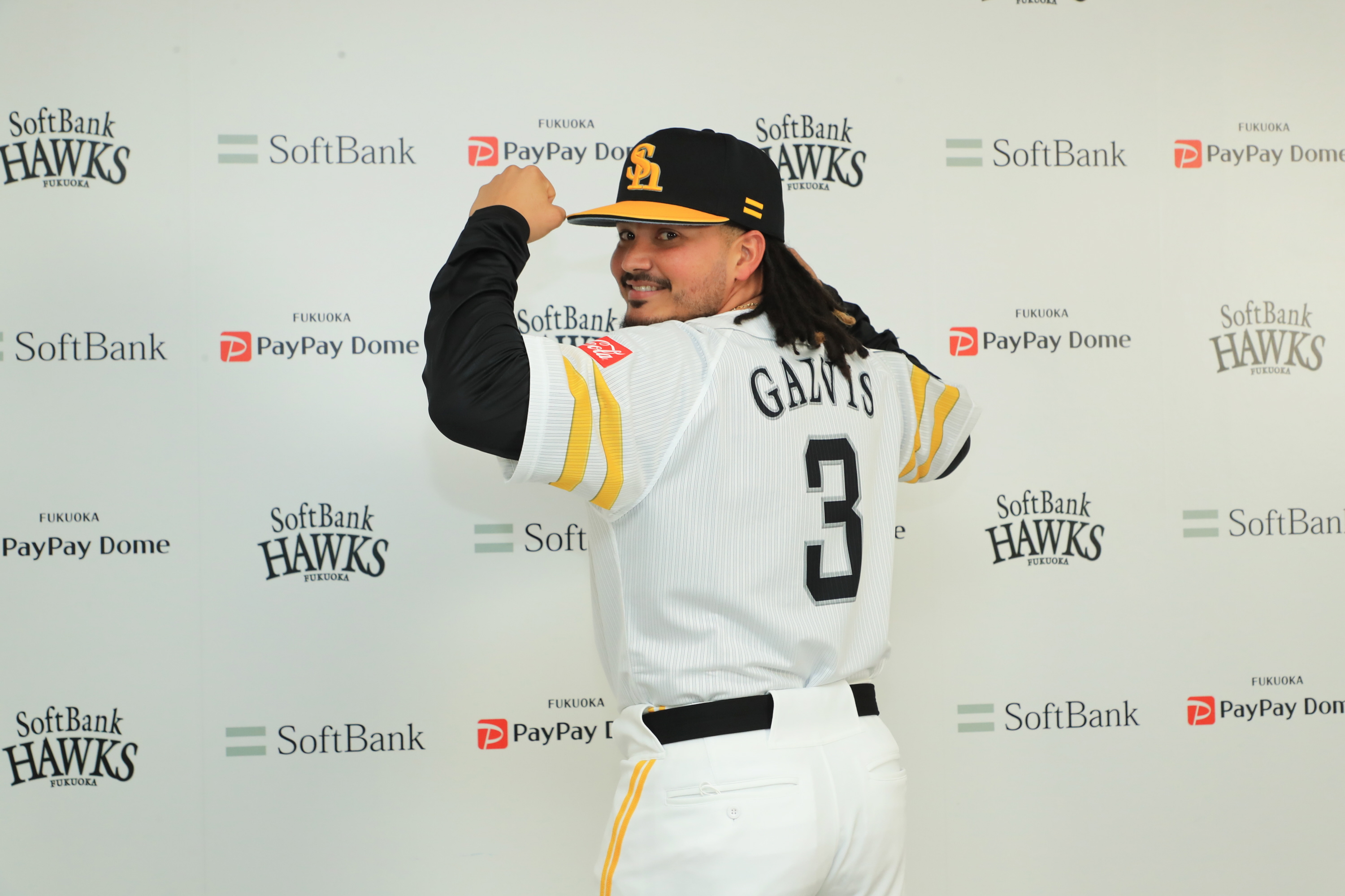 ソフトバンク新助っ人ガルビス入団会見 NPB通算357発カブレラ