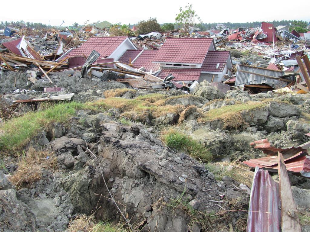 ａｓｅａｎ見聞録 街は 泥の津波 に飲まれた インドネシア地震ルポ 液状化で５０００人不明 イザ