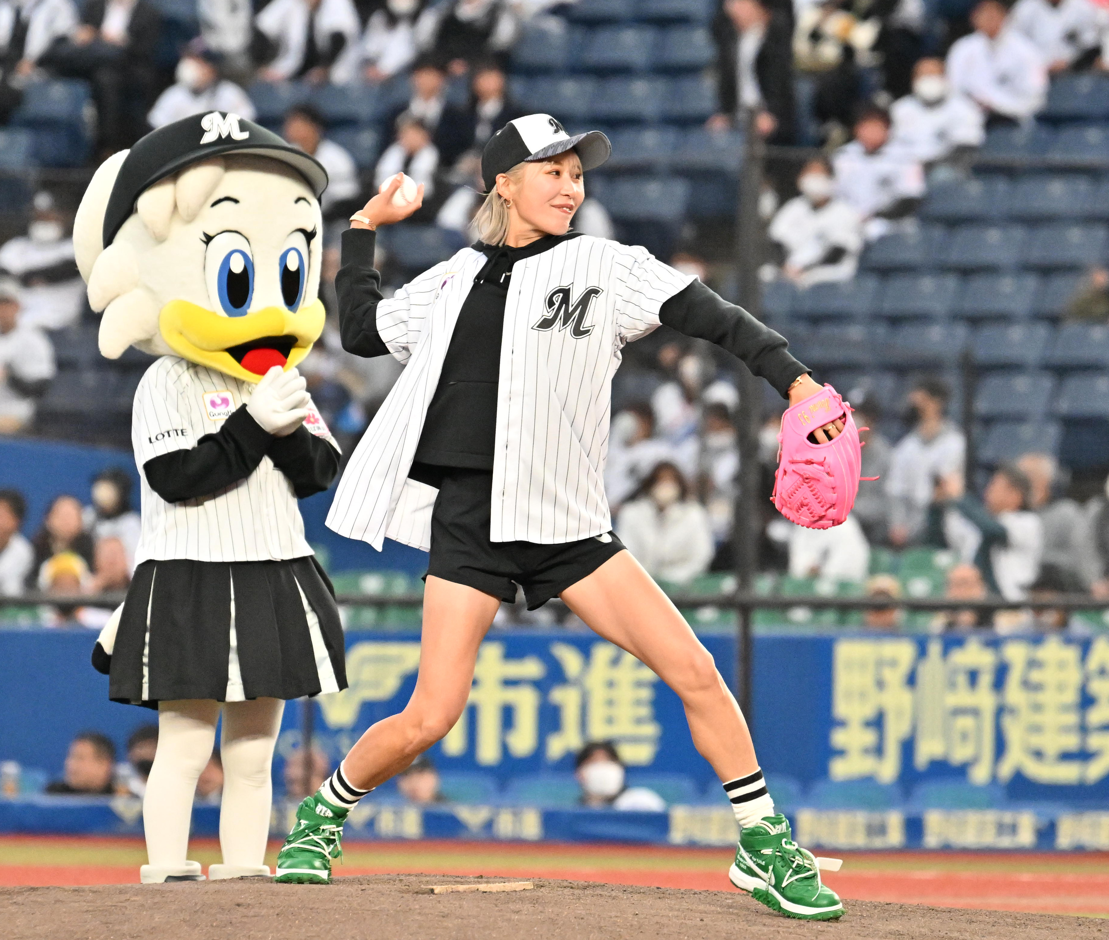 キンクミ、始球式でリベンジ！ プロゴルファーの金田久美子が見事な