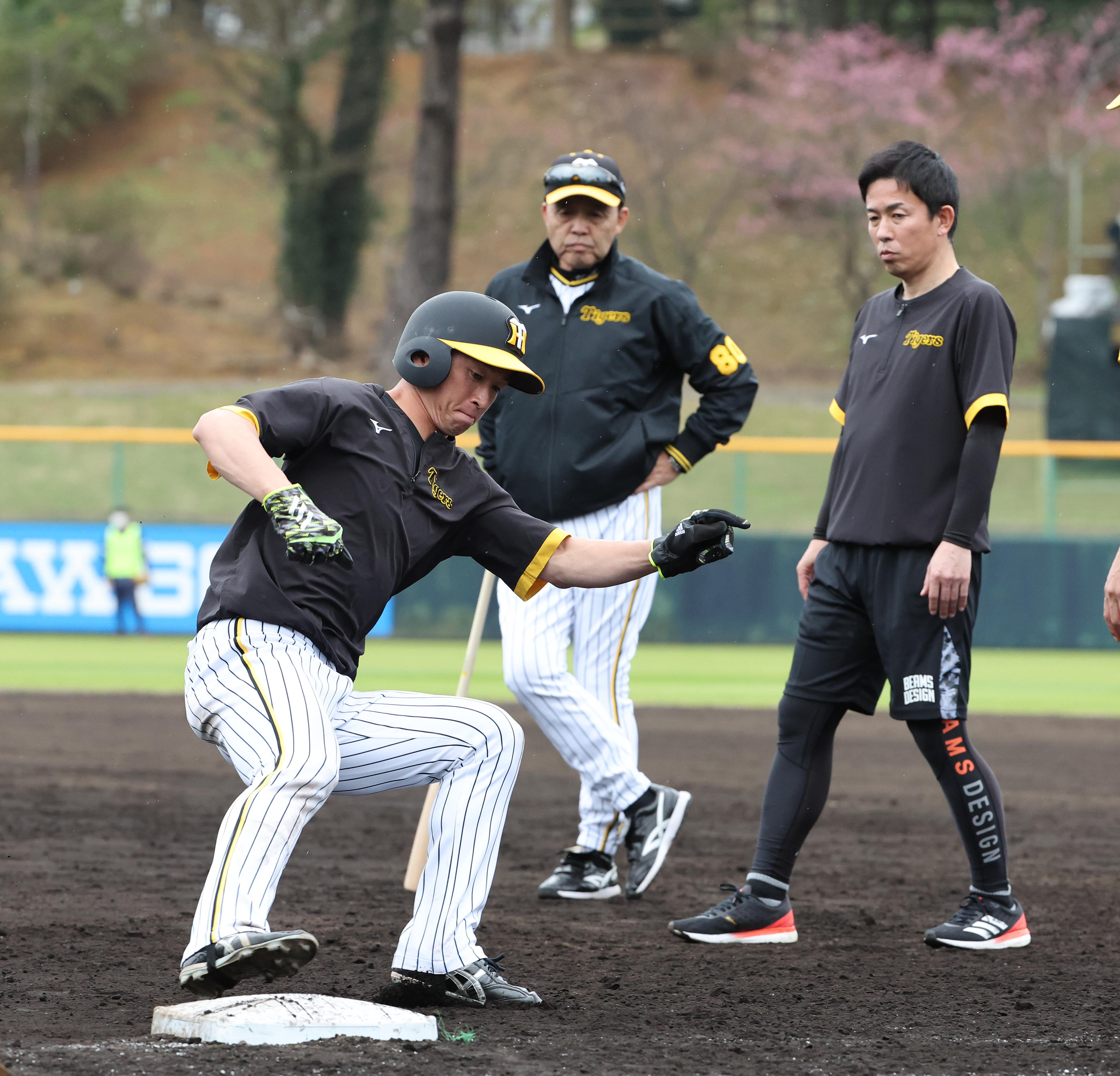 赤星憲広氏５時間半ロングラン指導 阪神・近本光司 極意吸い尽くした（1/2ページ） - サンスポ