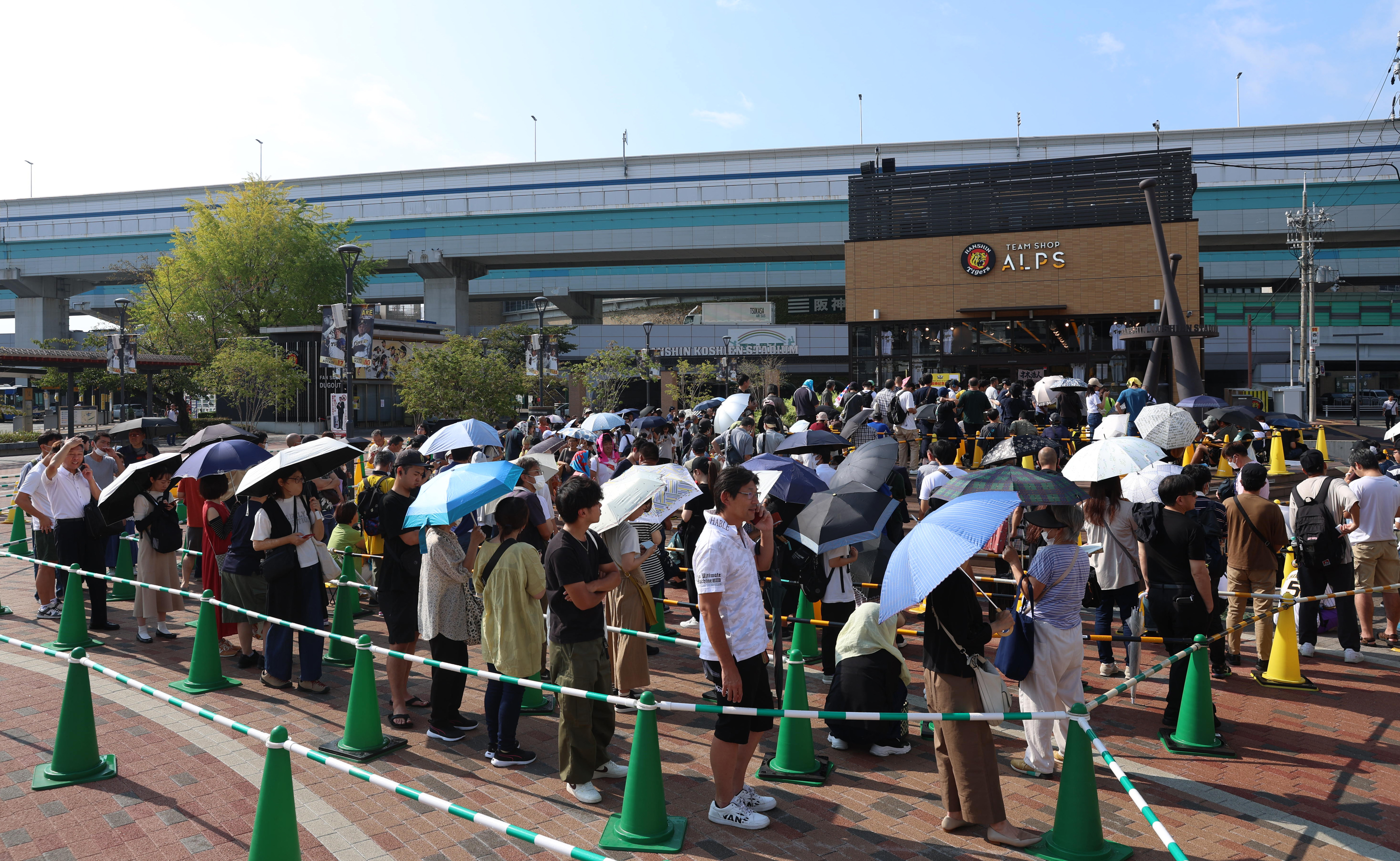 阪神優勝記念グッズ発売開始前に甲子園駅前のショップには３００人以上