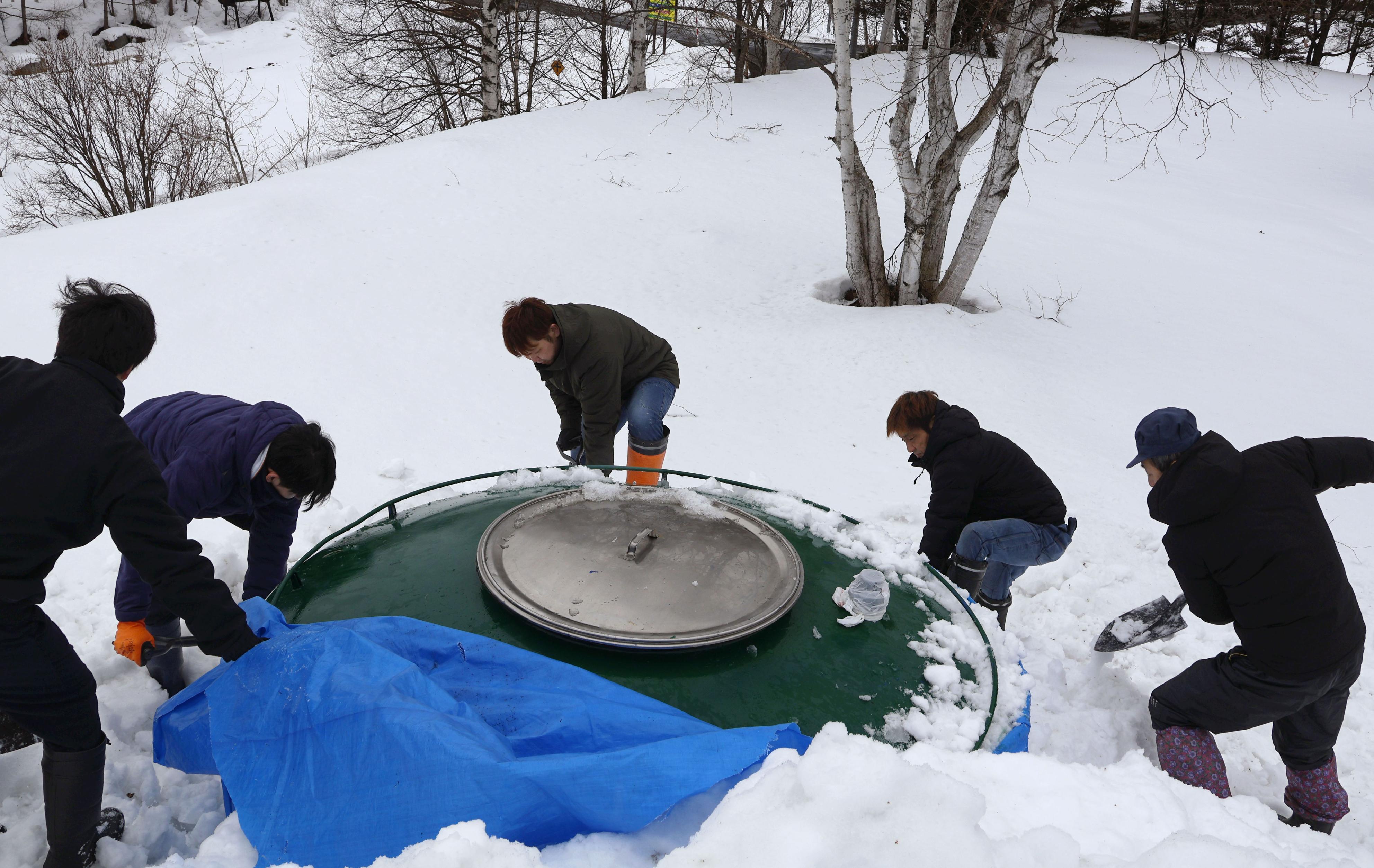 北海道美瑛町で雪中熟成の日本酒掘り出し 熟成が進んで味はまろやか