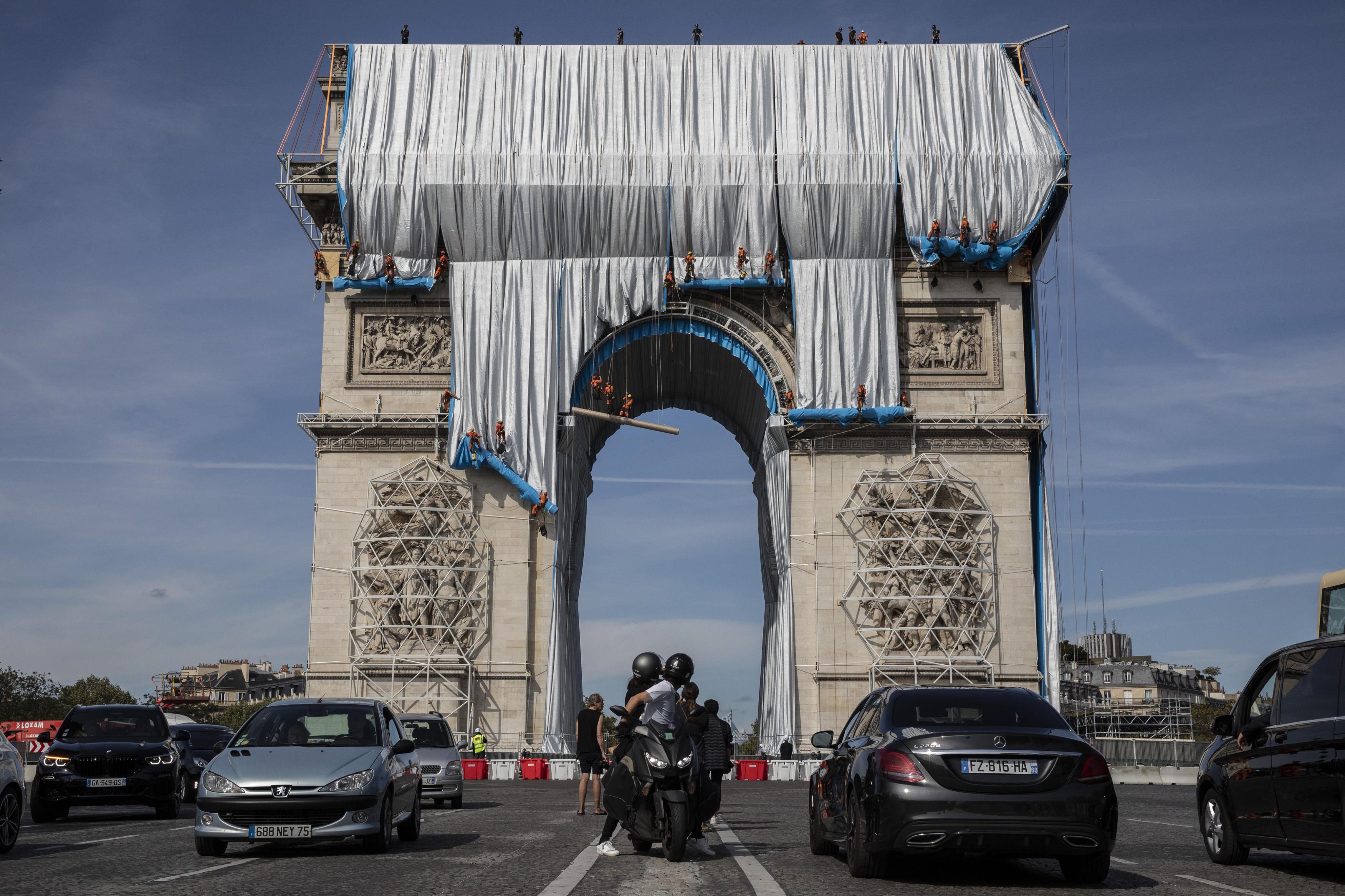 フォト特集】パリ凱旋門を布でラッピング 米現代美術家の遺作（写真