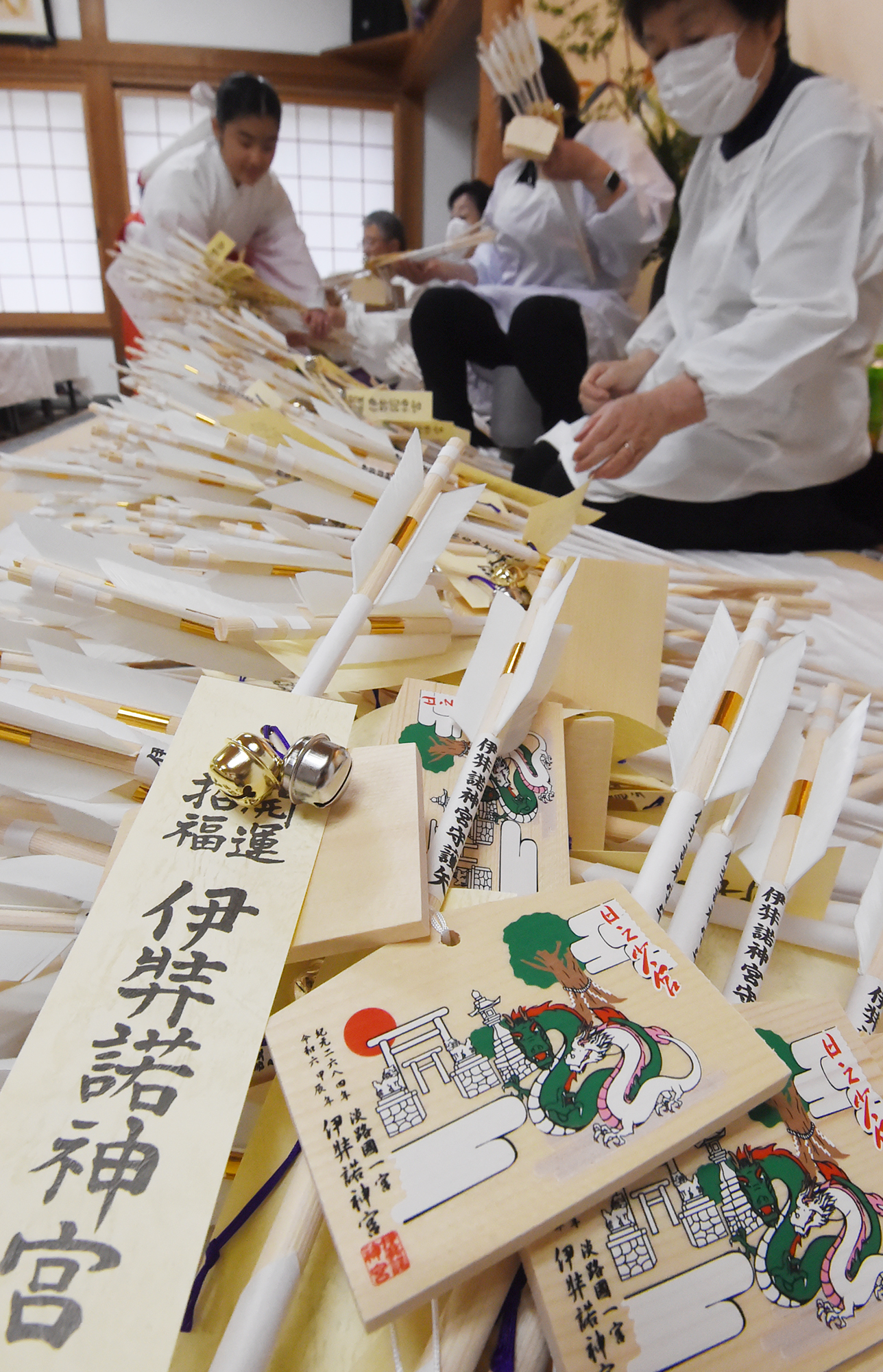 国生み2神にちなみ「夫婦の龍」描く 伊弉諾神宮で守護矢作り、迎春 
