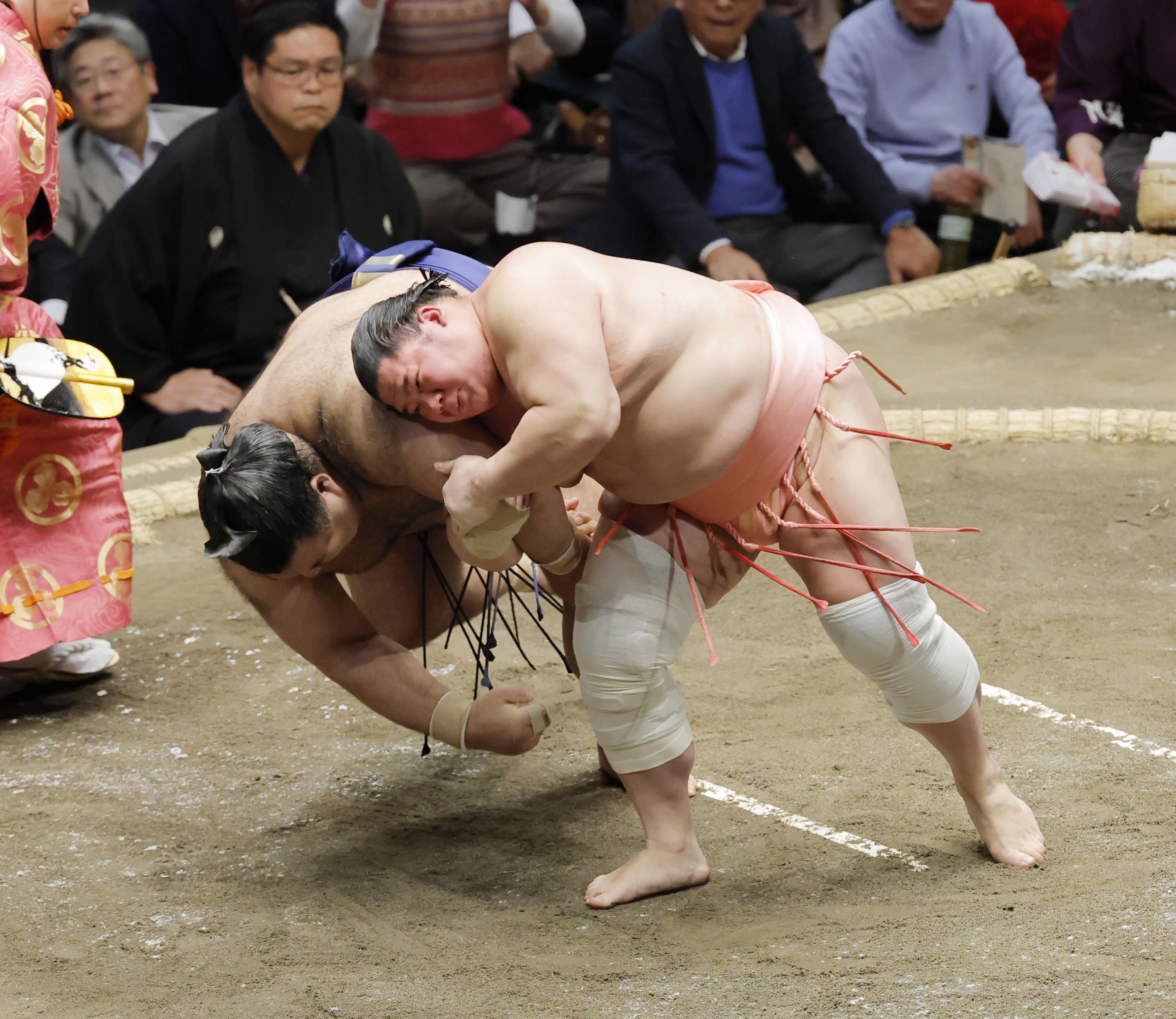 宇良「伝え反り」鮮やかに、珍手で観客沸かす 大相撲初場所4日目