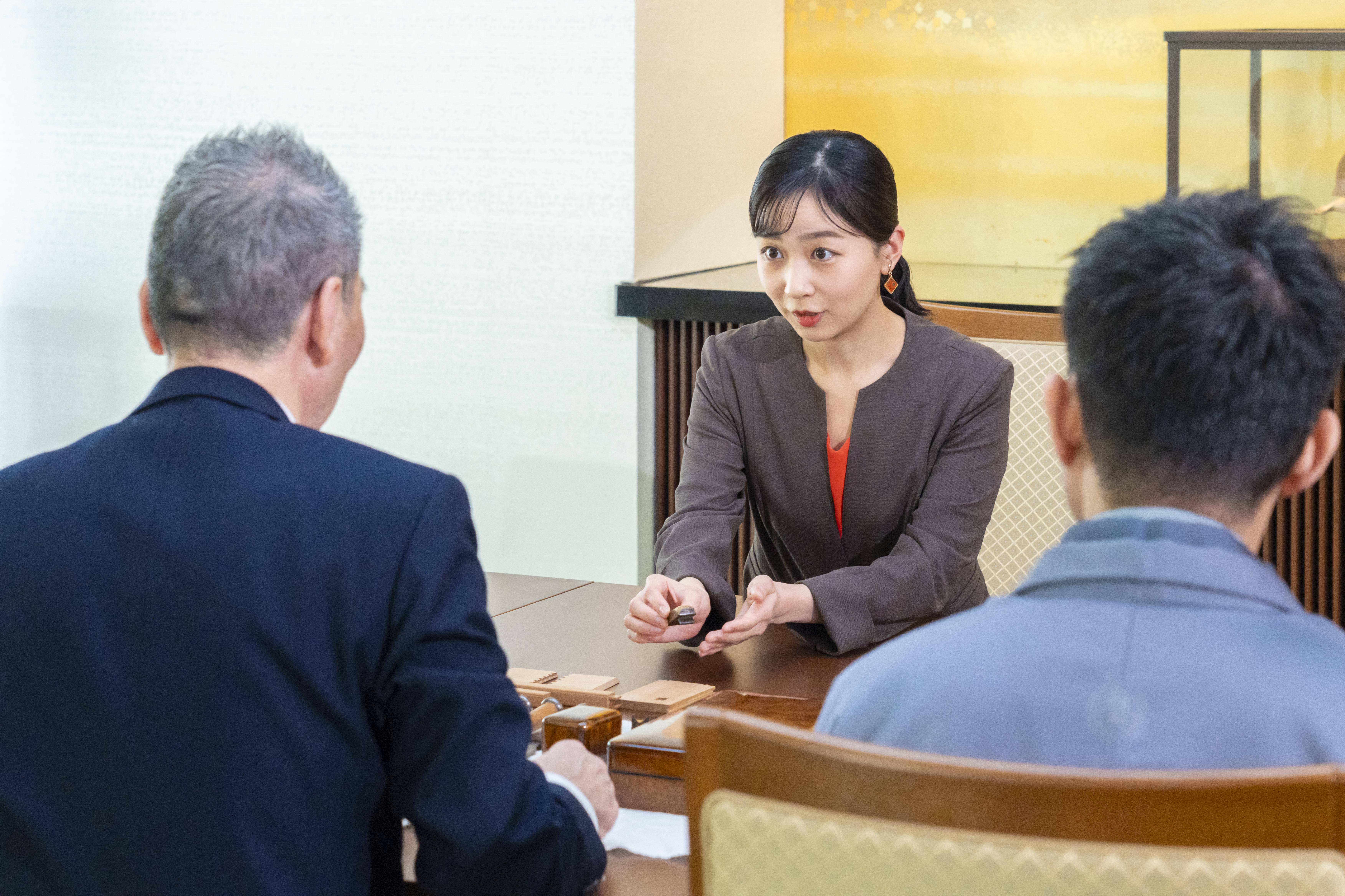 陛下、高市早苗首相の親任式臨まれ 佳子さまは伝統工芸士とご懇談 皇室