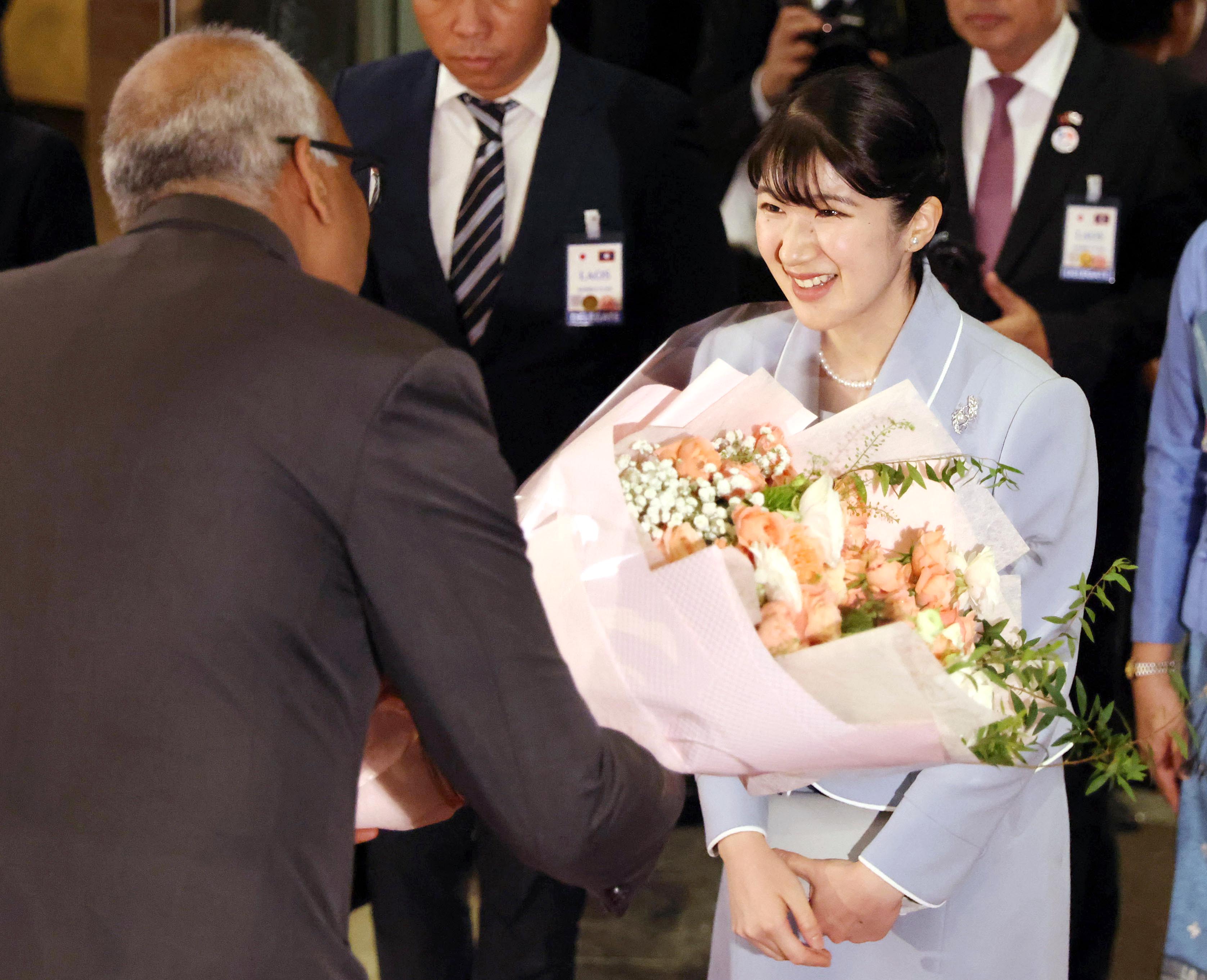 愛子さま、ラオスご到着 初の海外公式ご訪問 外交関係樹立70周年