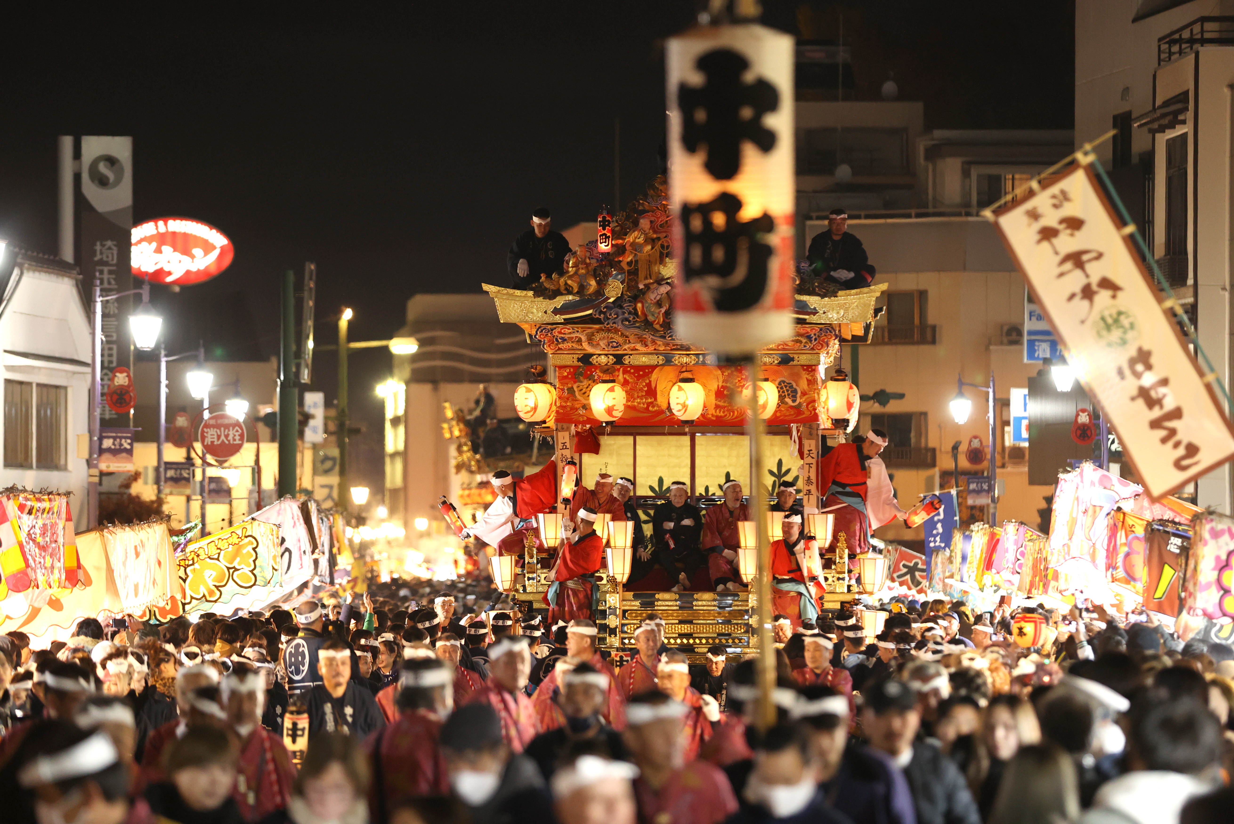 きらびやかな山車の行列、夜空彩る打ち上げ花火 埼玉で恒例の「秩父