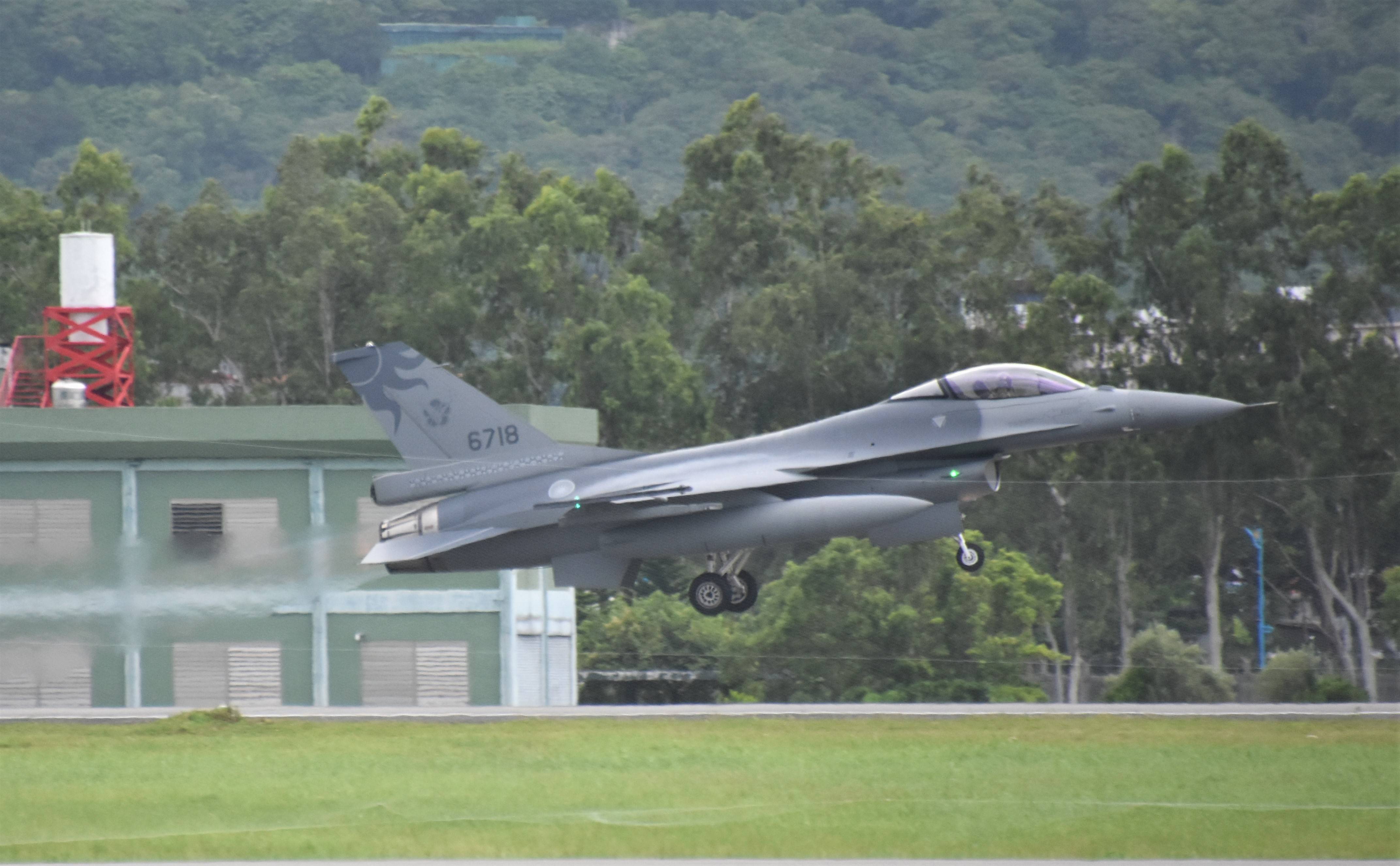 台湾軍F16墜落か 制御コンピューター「故障」の連絡 操縦士の脱出も