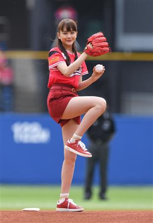松井愛莉 さんのサインボール ELLEgirl】松井愛莉が着こなすアーティでピースフルな「PS ポール