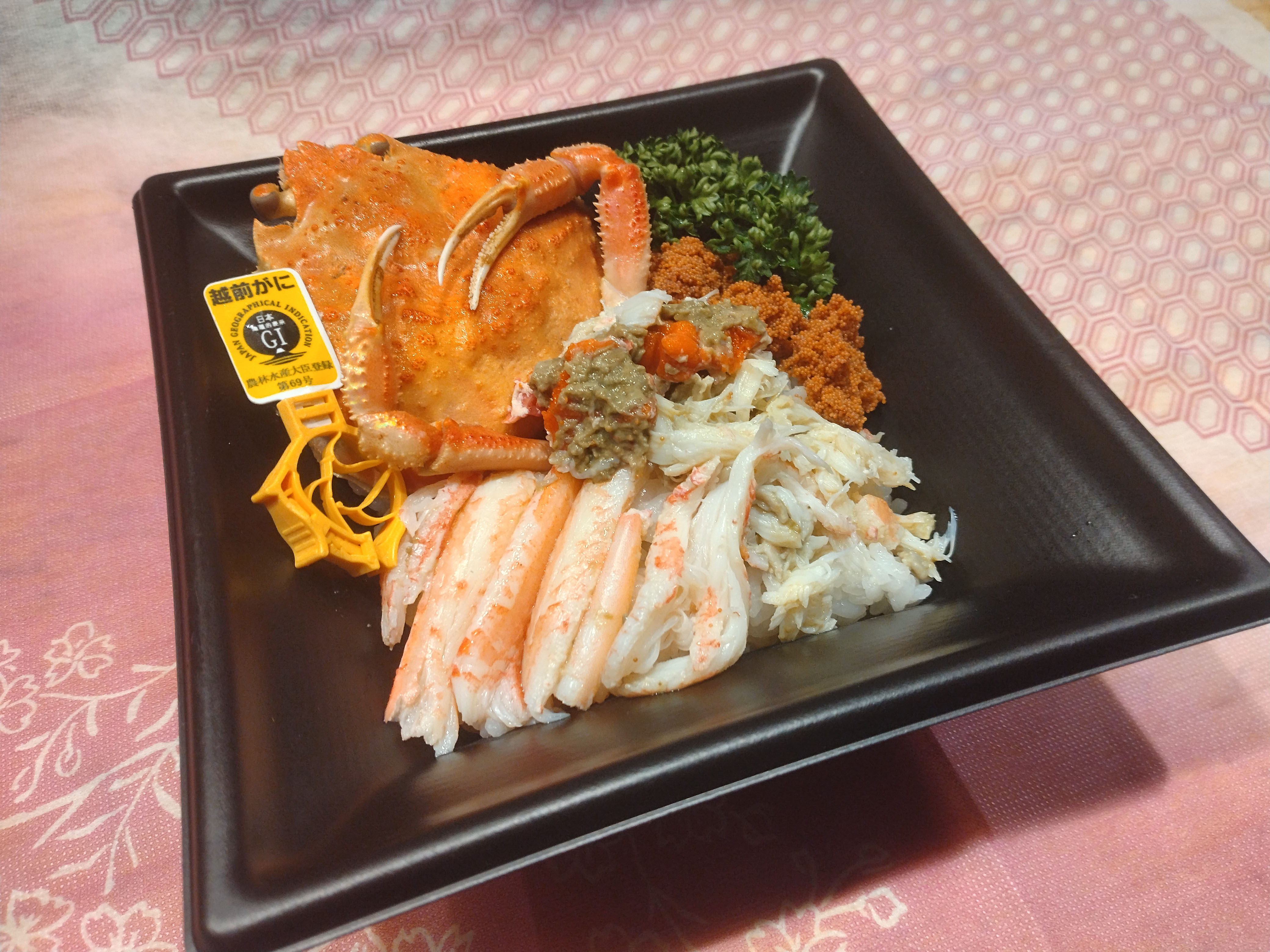 漁期2カ月の希少カニ一杯分使用 メスの身を丁寧にほぐす 「越前せいこ