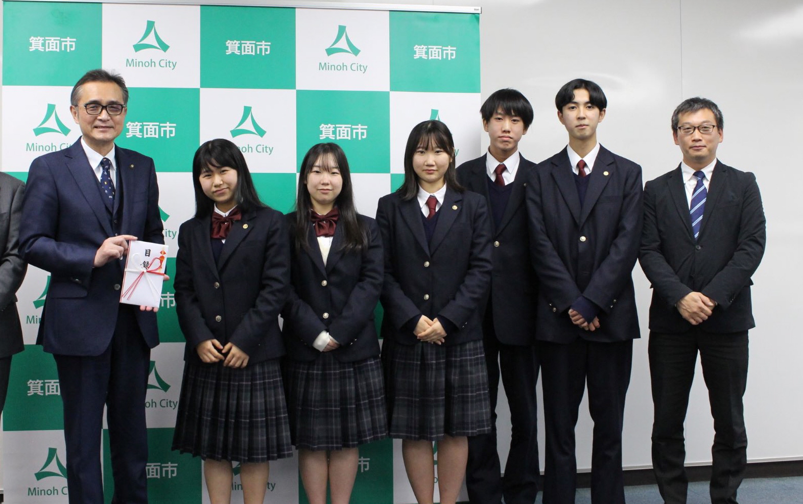 大阪・箕面自由学園高校の生徒が地域交流イベントの収益金を寄付