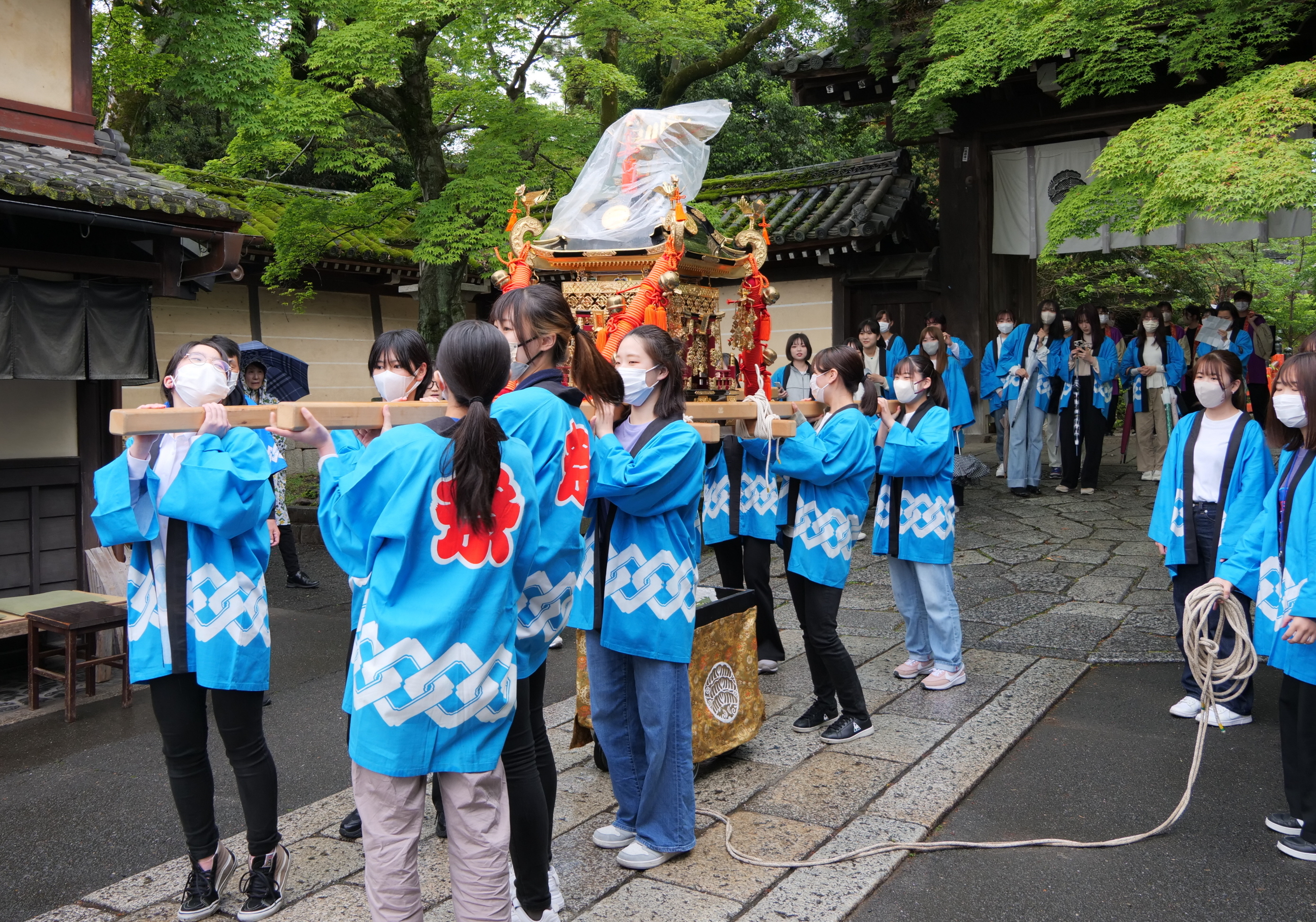 玉の輿の語源？ 京都・今宮神社で「たまのこし神輿」が4年ぶり巡行 