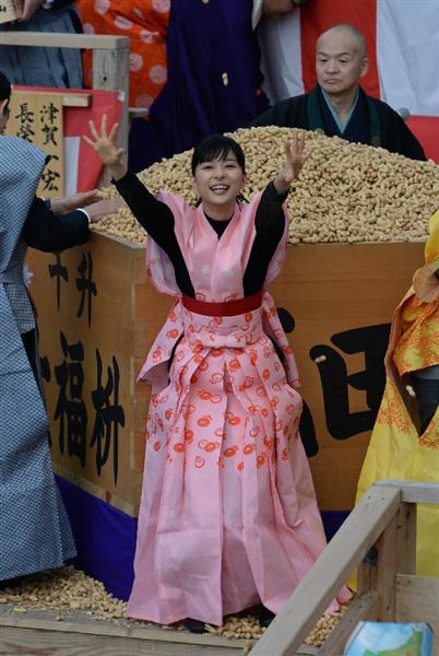 動画 福は内 成田山節分祭で朝ドラ べっぴんさん 出演者らが豆まき 産経ニュース