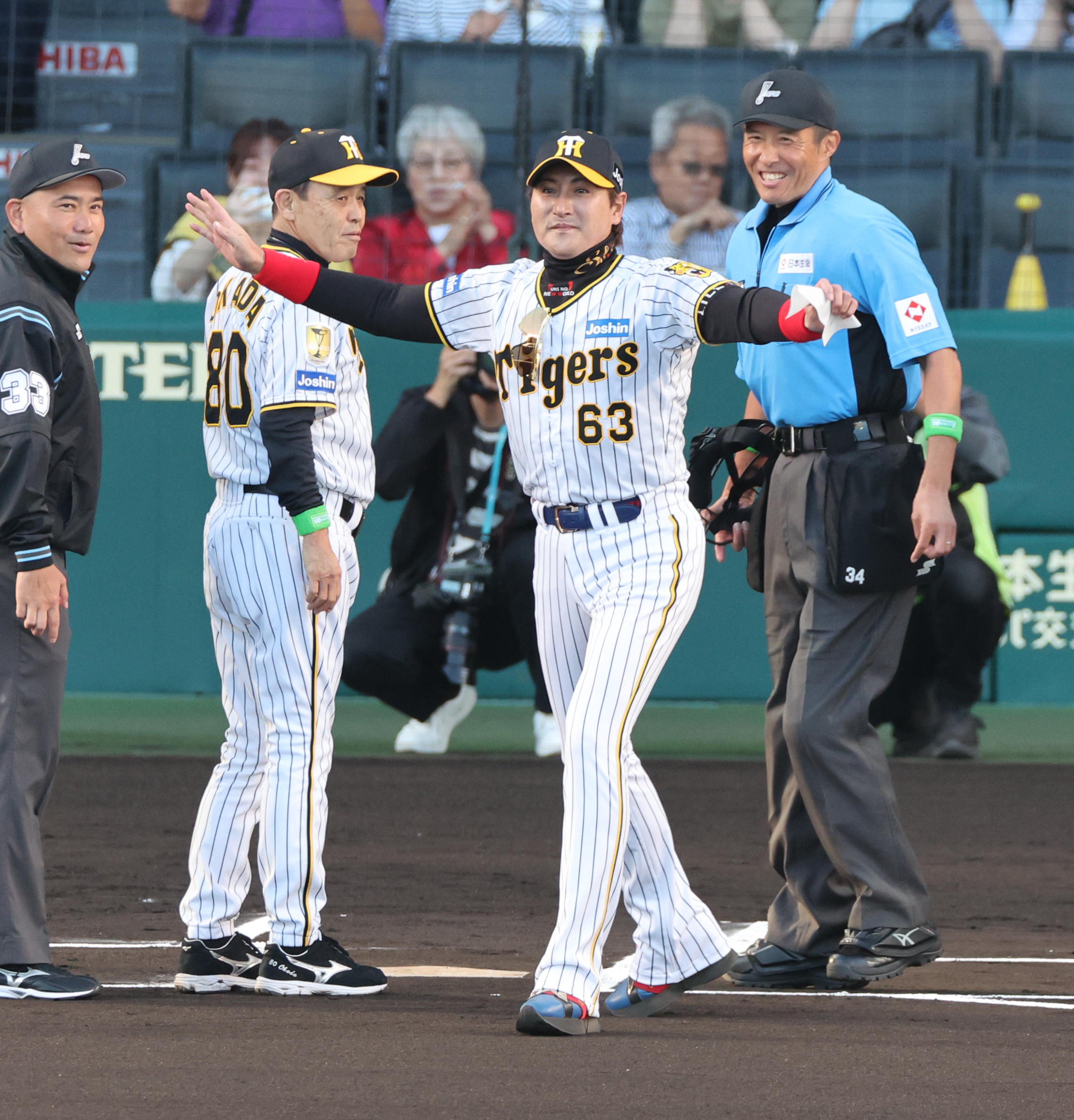 日本ハム・新庄監督が阪神のユニホームに身を包んで登場！ 超サプライズに甲子園が大盛り上がり - サンスポ