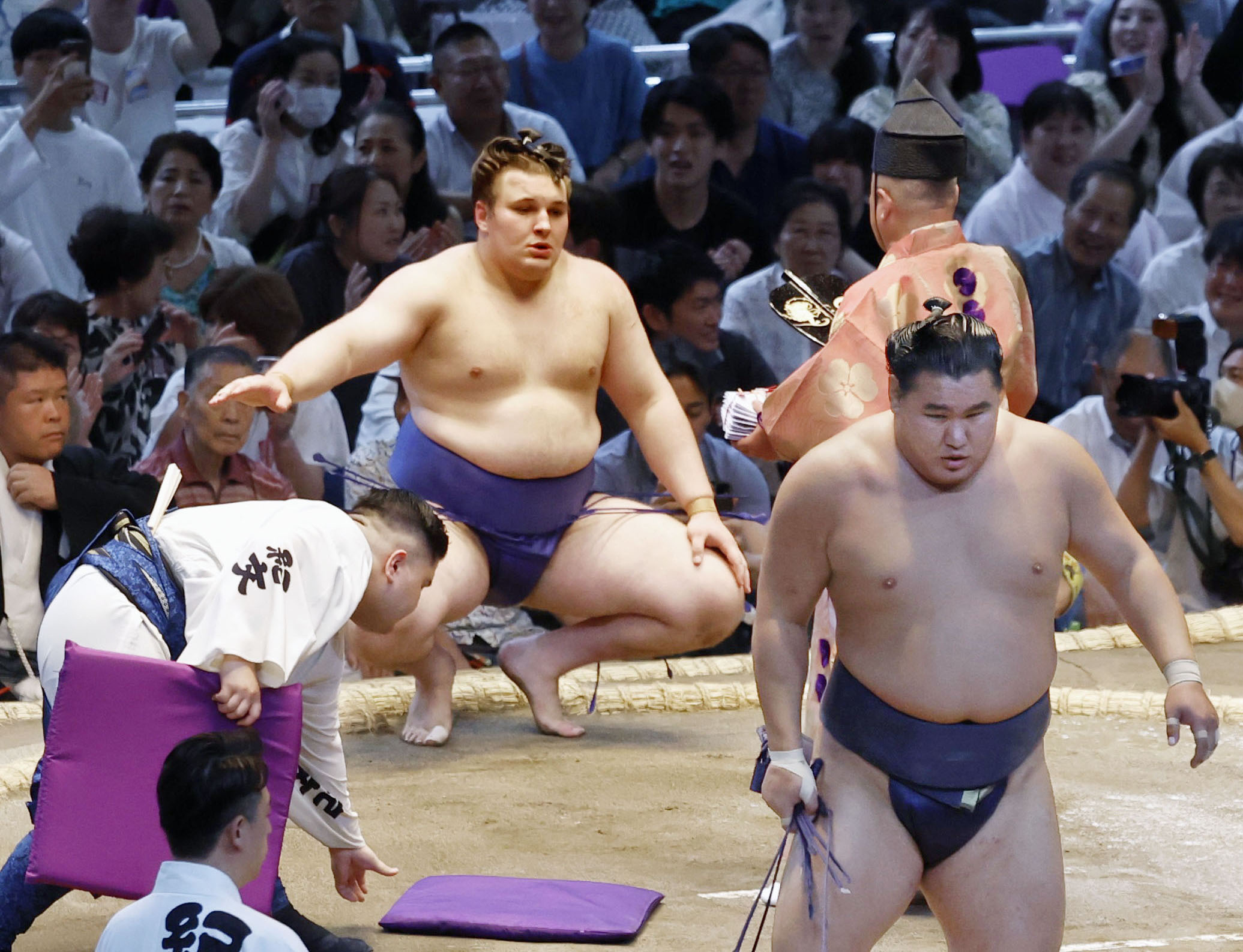 安青錦が豊昇龍を粉砕！ 土俵中央で片足タックル一撃 史上最速12場所目