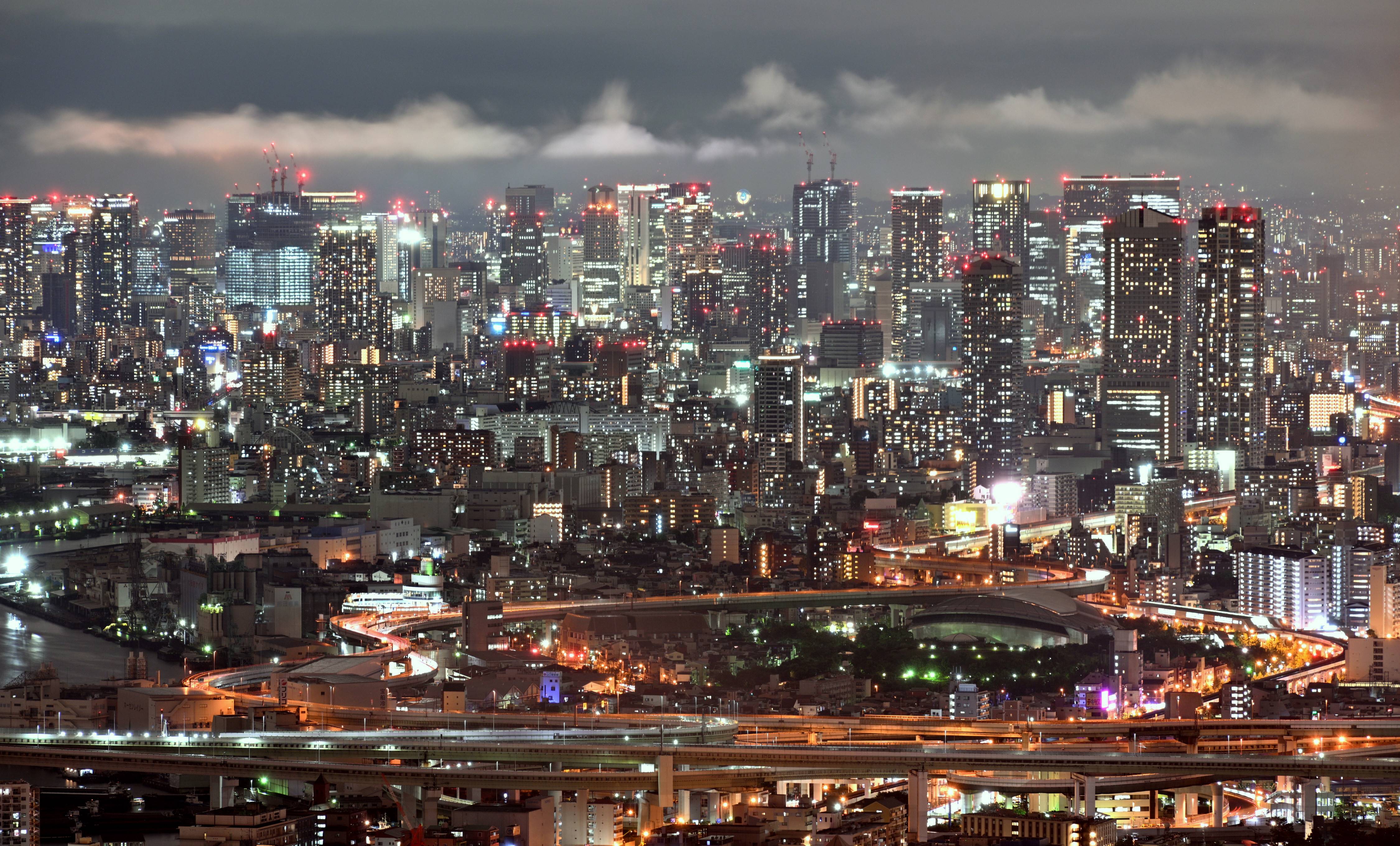 月の上のガラスの町 動画】【映えるかんさい】息のむ夜空の摩天楼 さきしまコスモ