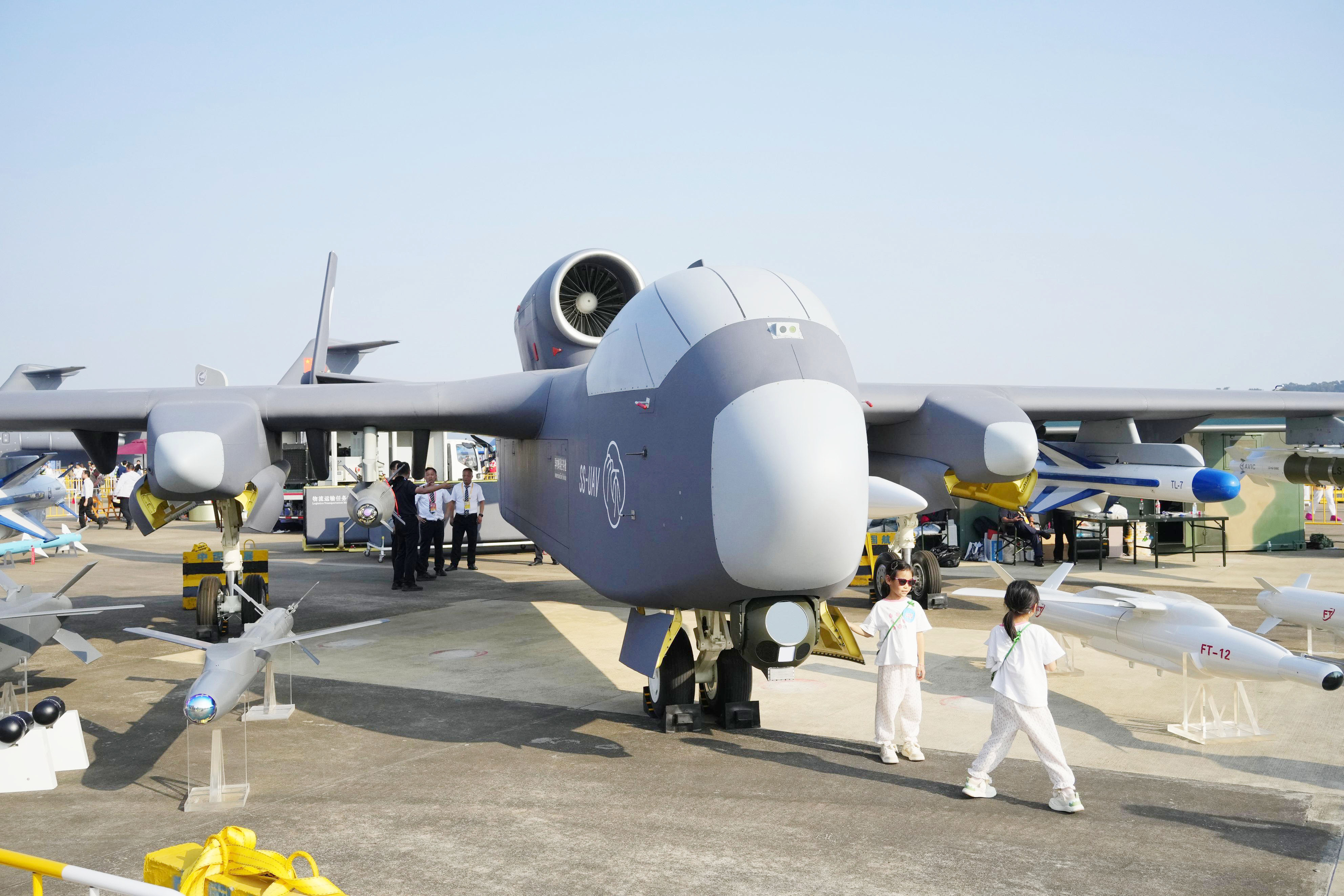 中国のドローン空母「九天」が初飛行 機内に小型無人機100機、敵地