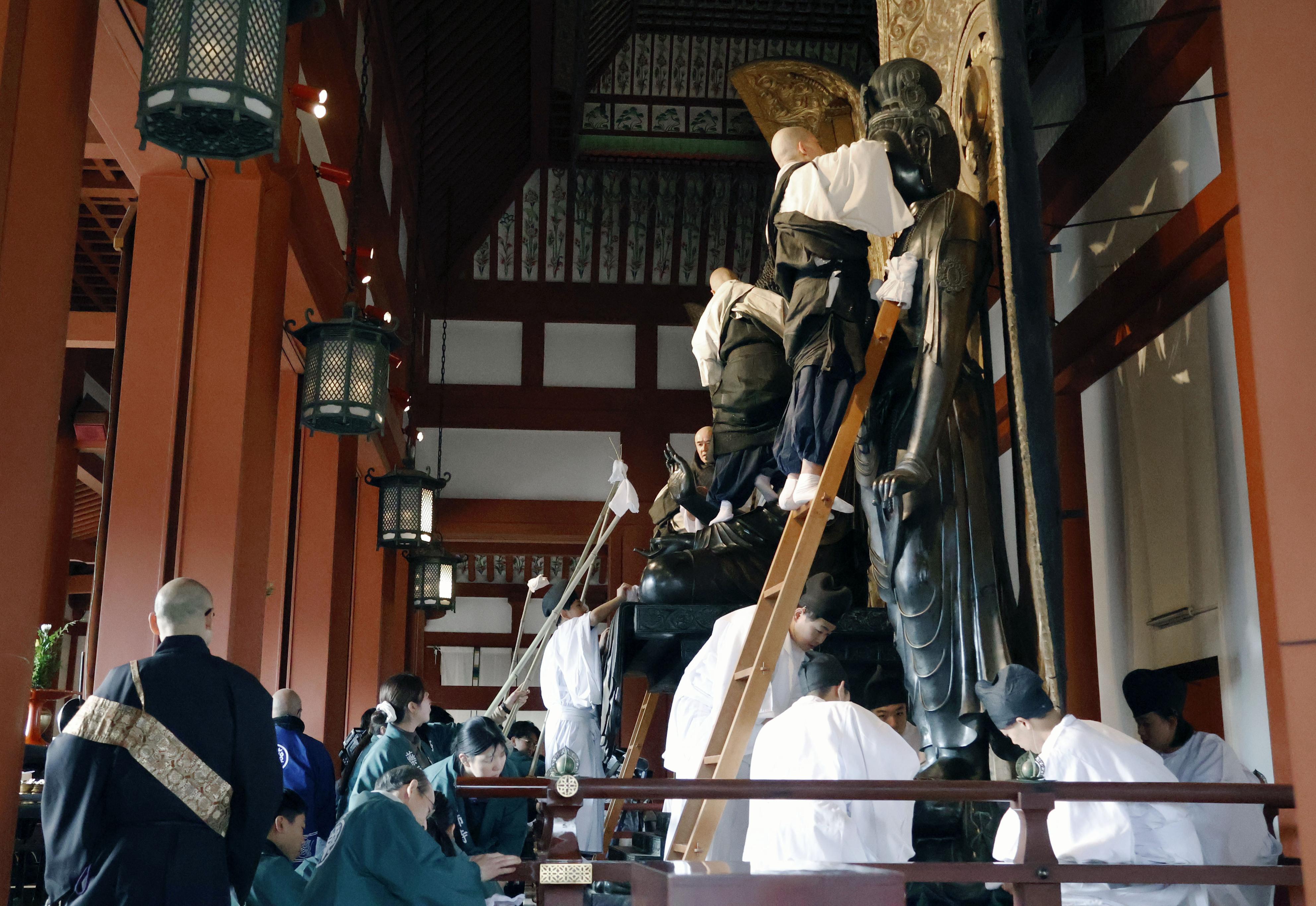 薬師寺で仏像にたまったほこり払う「お身拭い」 恒例の迎春準備、1時間