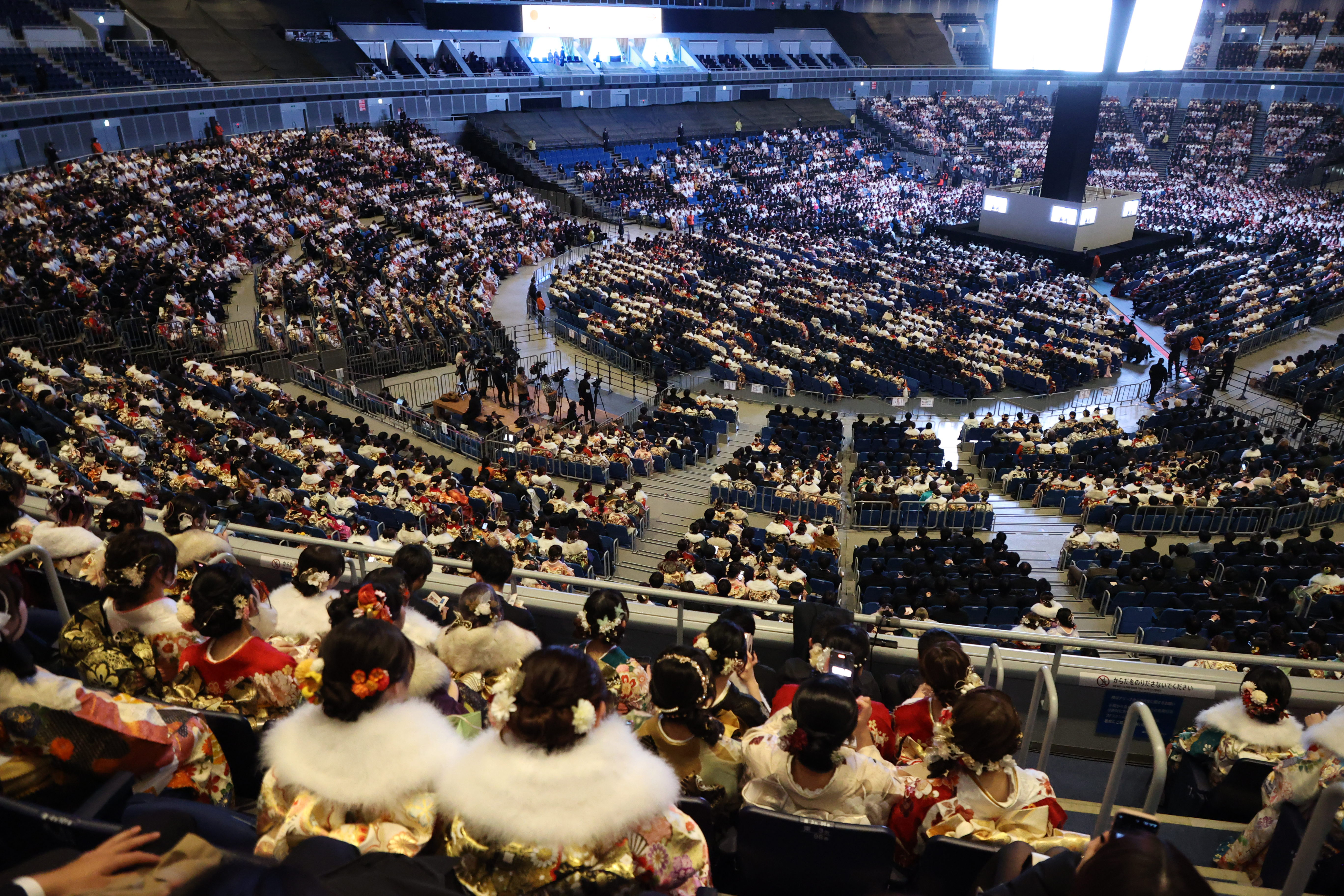 横浜市で成人祝う「二十歳のつどい」 全国最多の3万5000人参加（写真