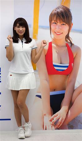 久松郁実 スポーツコスプレ披露 体育館で白い水着でバスケを サンスポ