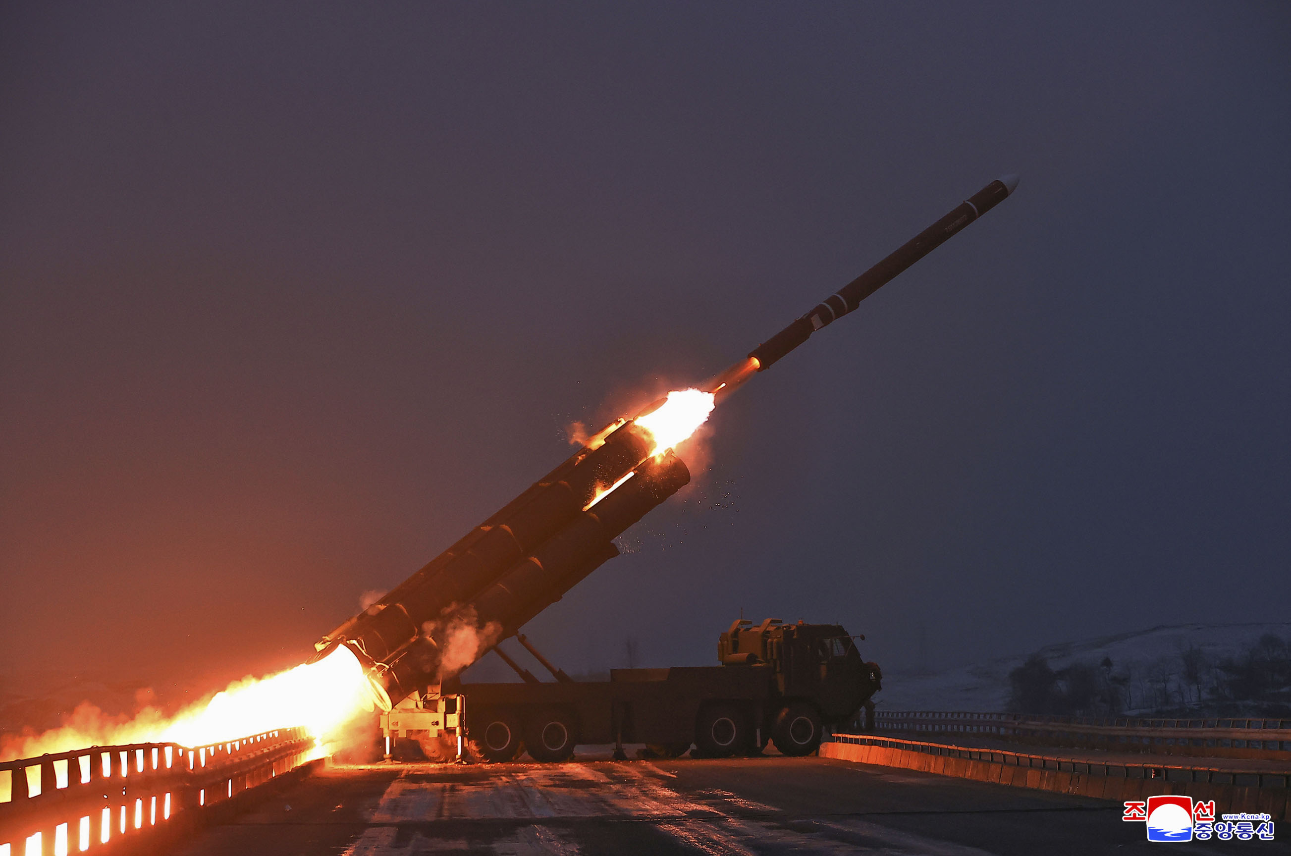 北朝鮮が長距離巡航ミサイルの発射訓練 3時間弱飛行、正恩氏「核武力