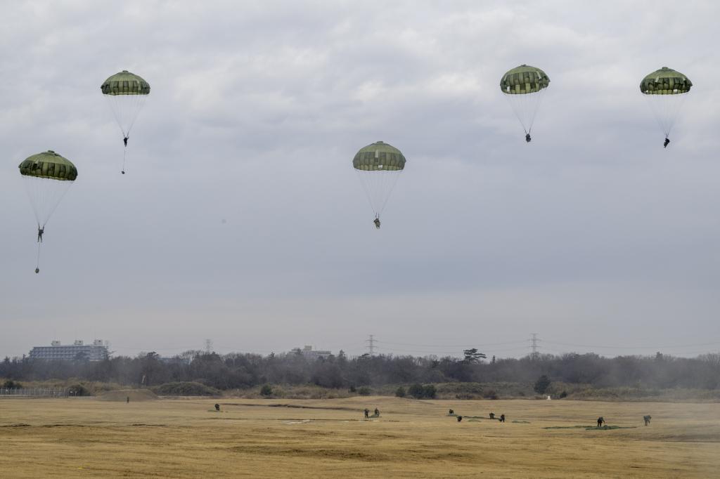 最新国防ファイル】年初行事「降下訓練始め」が本格的な多国間訓練