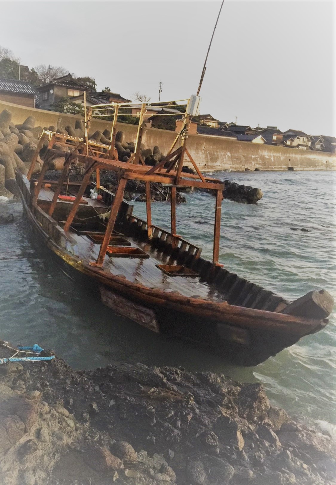 流木で作られた行灯 長く海の中を漂って新潟の海岸