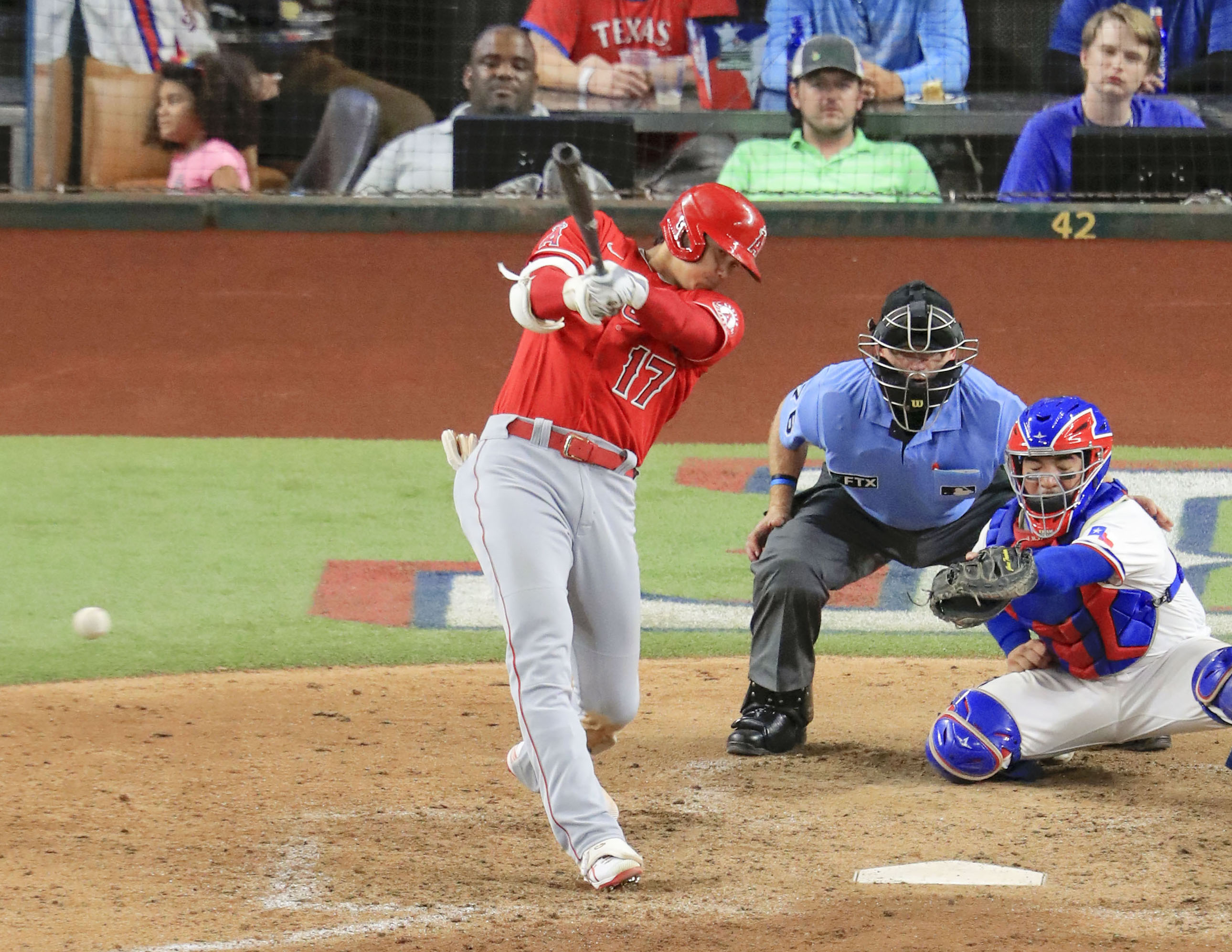 ｍｌｂ公式サイト 大谷翔平の衝撃打球を速報 １７５キロのヒットでグラブ破壊 サンスポ